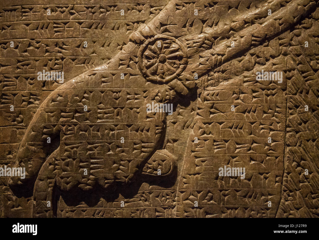 Alten assyrischen Stadtmauer Schnitzen mit Cunieform Skript. British Museum, London, England. Stockfoto