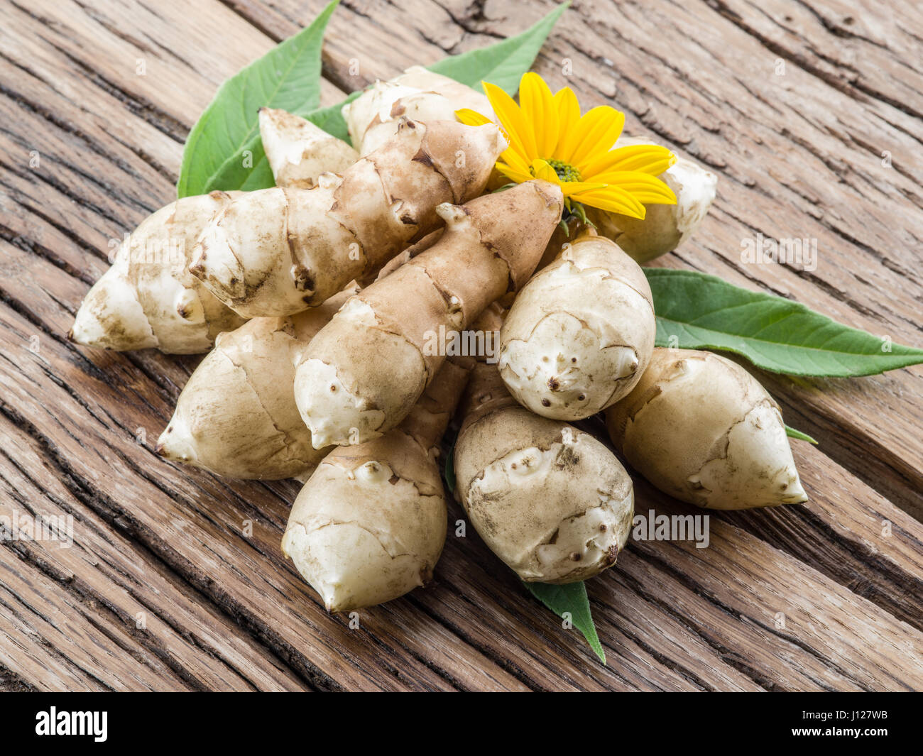 Topinambur auf Holztisch. Stockfoto