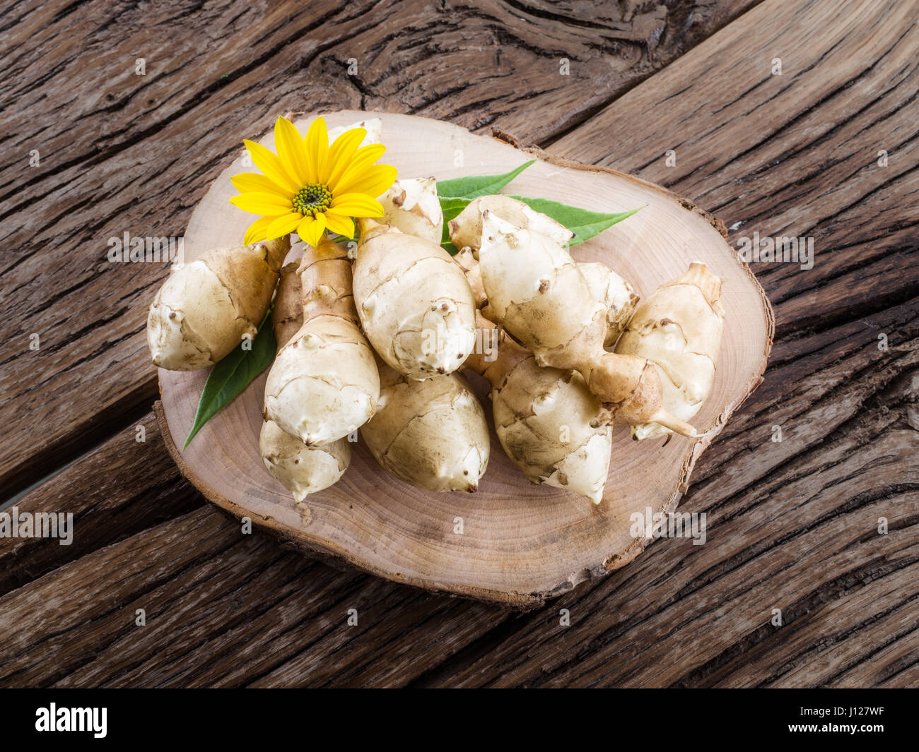 Topinambur auf Holztisch. Stockfoto