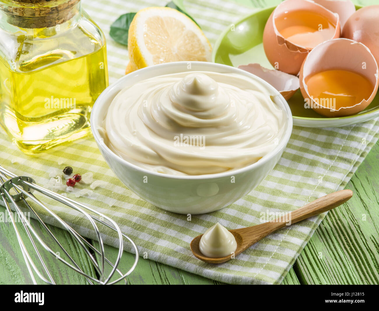 Natürliche Mayonnaise Zutaten und die Sauce selbst. Stockfoto