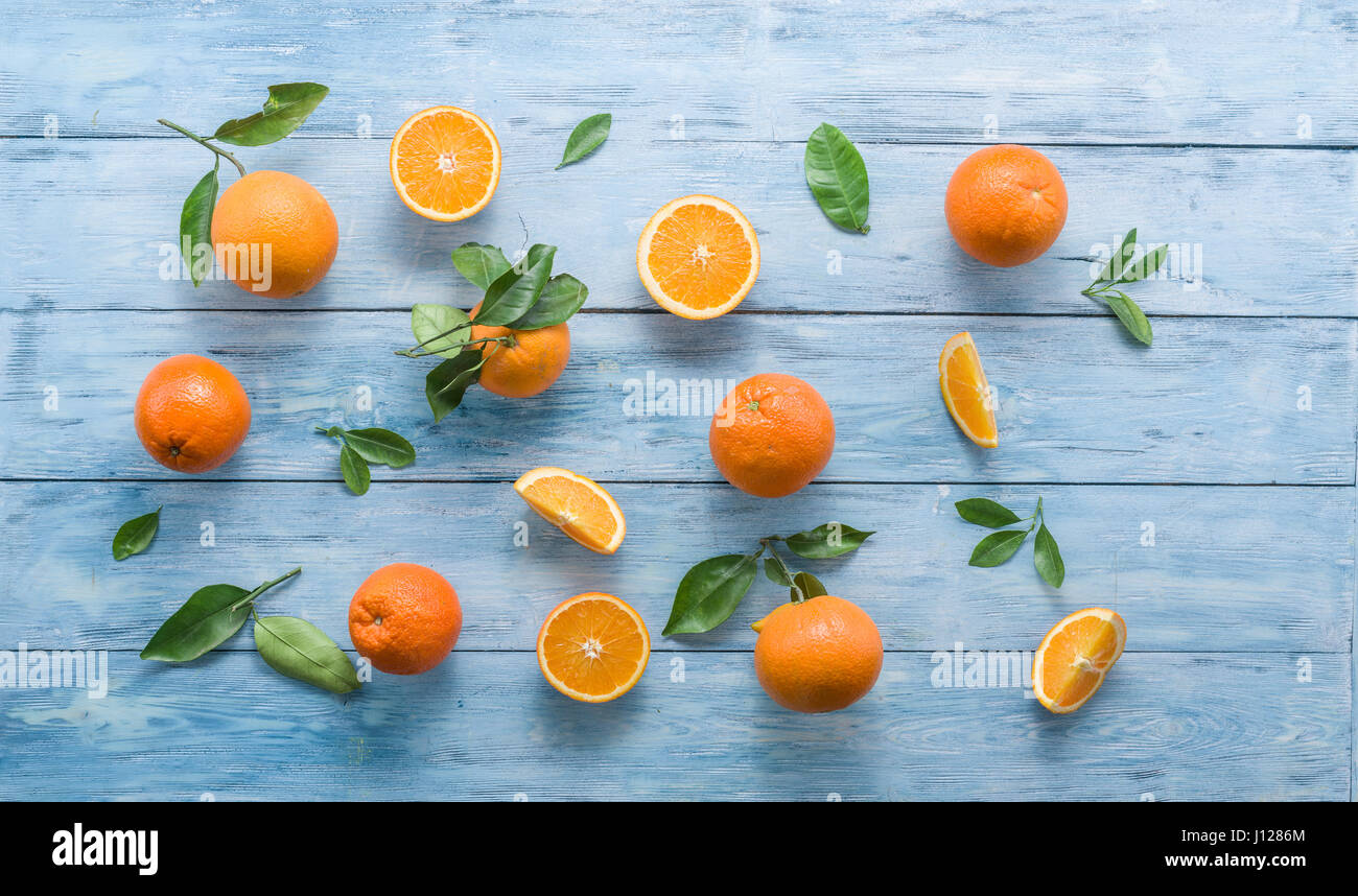 Reifer Orangen auf dem blauen Holztisch. Ansicht von oben. Stockfoto