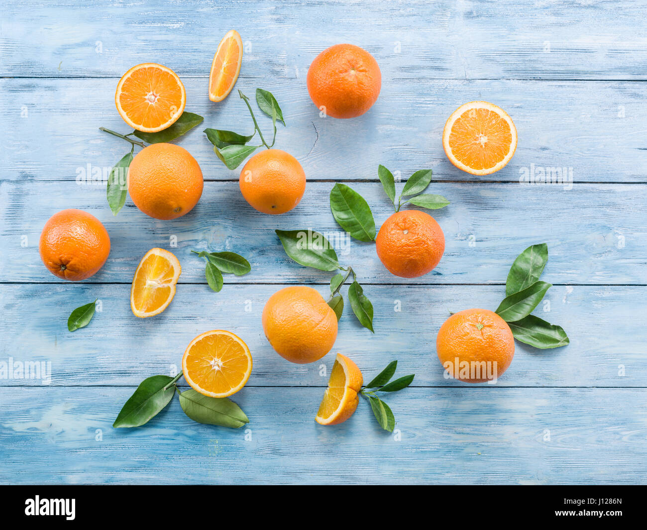 Reifer Orangen auf dem blauen Holztisch. Ansicht von oben. Stockfoto
