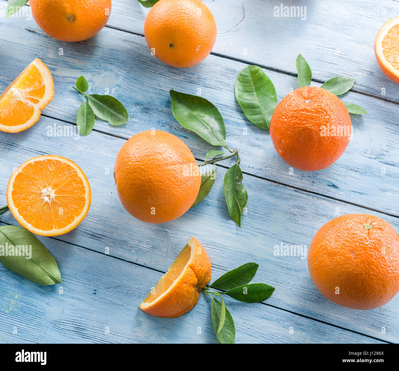 Reifer Orangen auf dem blauen Holztisch. Ansicht von oben. Stockfoto