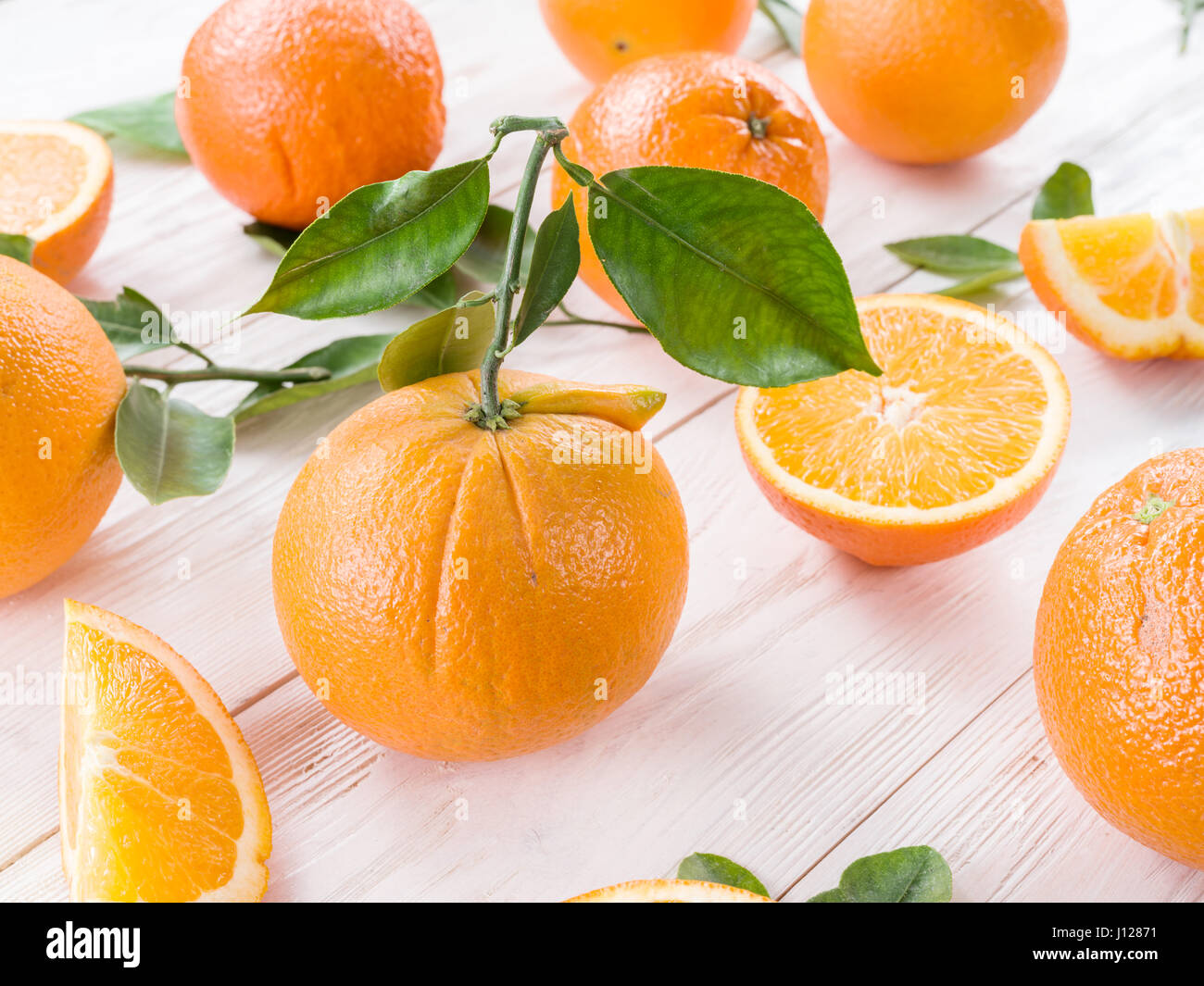 Reifer Orangen auf dem weißen Holztisch. Stockfoto