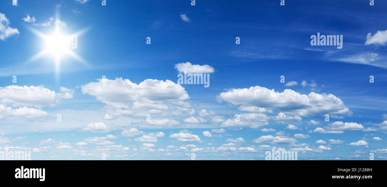 Weißen Haufen Wolken und Sonne am blauen Himmel. Stockfoto