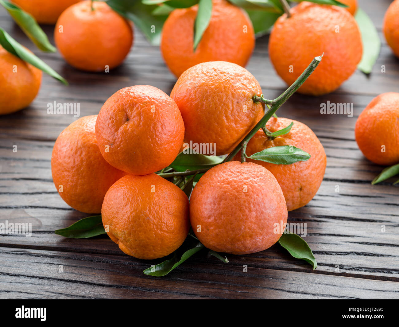 Reife Mandarinen auf Holztisch. Stockfoto