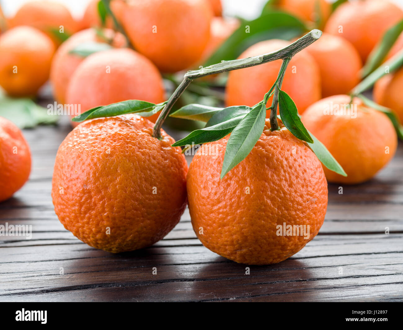 Reife Mandarinen auf Holztisch. Stockfoto