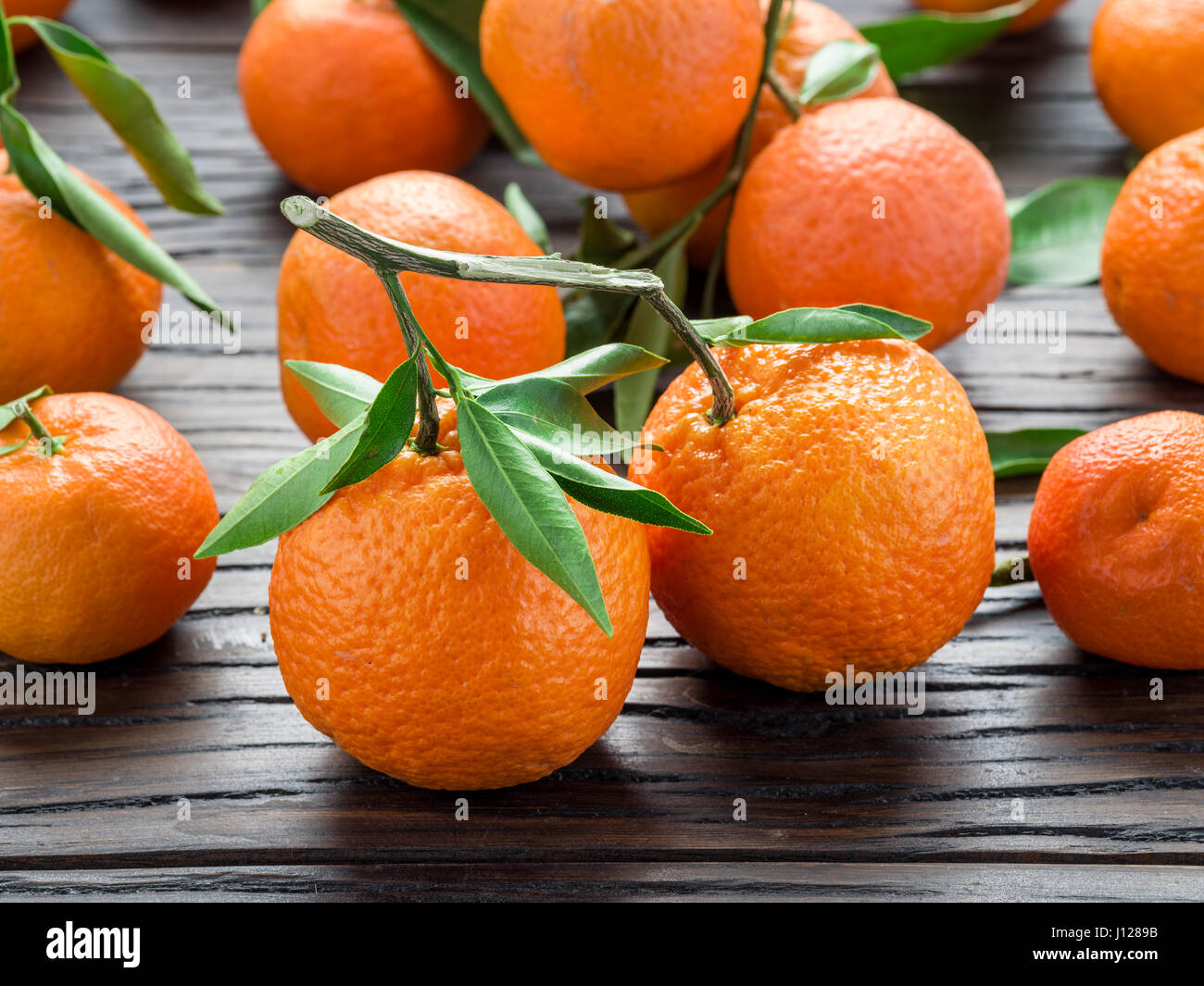 Reife Mandarinen auf Holztisch. Stockfoto