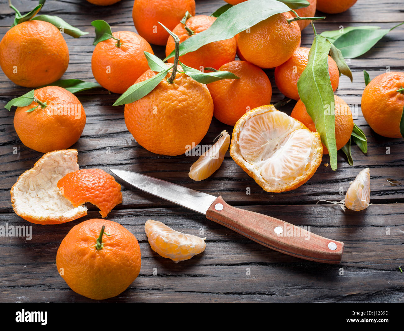 Reife Mandarinen auf Holztisch. Stockfoto