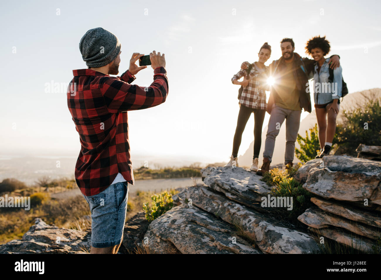 Gruppe von Freunden stehen im freien Aufnahme per Smartphone. Junge Menschen auf Bergwanderung fotografieren. Stockfoto