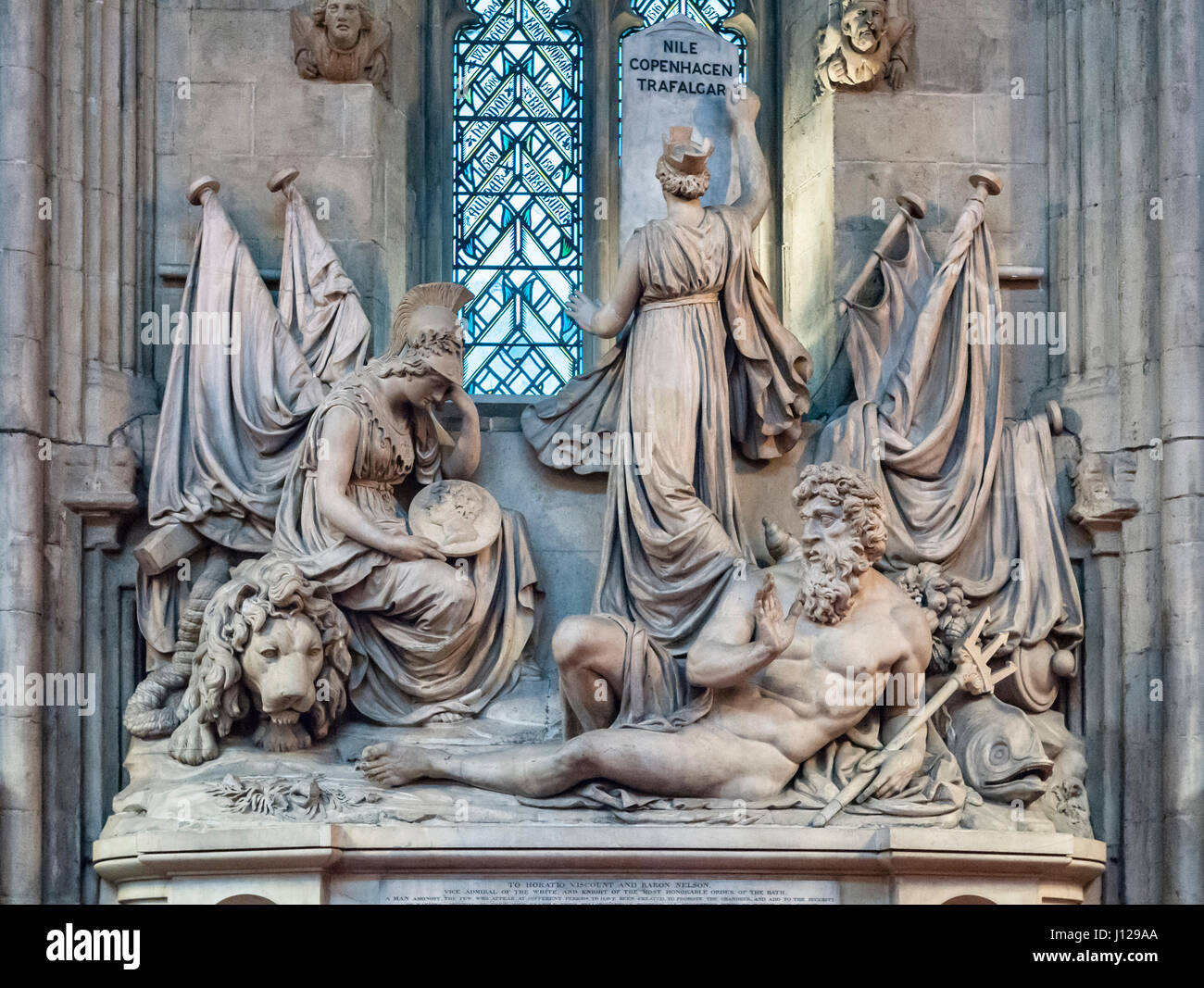 Guildhall, London, UK (Aula). Denkmal von Lord Nelson mit Neptun und eine Trauer-Figur von Britannia auf der britische Löwe sitzend Stockfoto