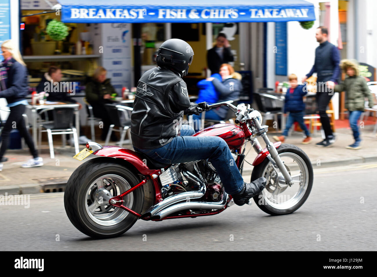 Ein bewaffneter Motorradfahrer, der an der Southend Shakedown Fahrradstrecke teilnimmt, vorbei an den Arches Cafés. Deaktiviert. Behinderung Stockfoto