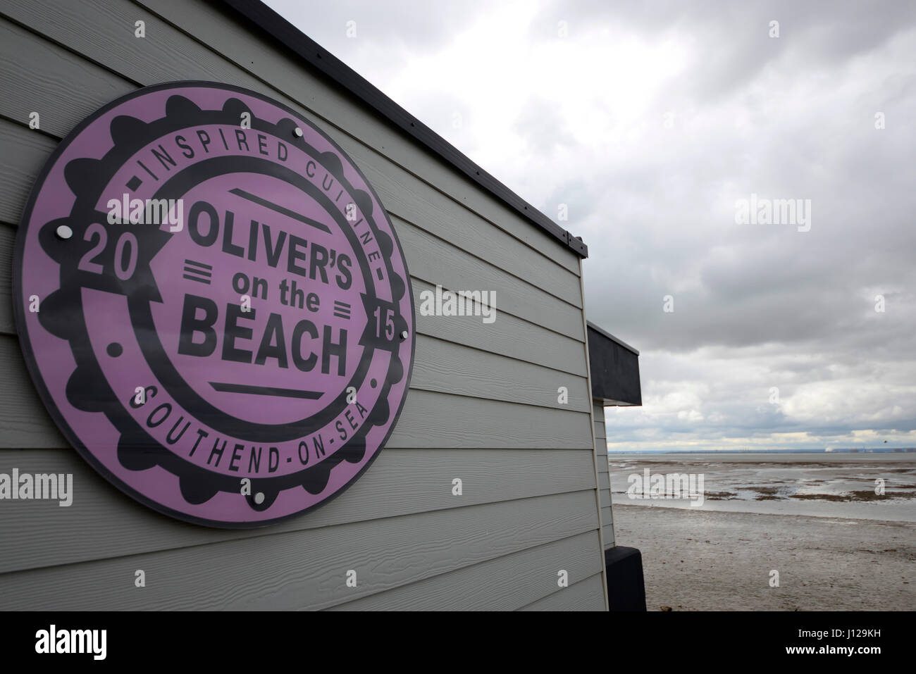 Oliver's on the Beach ist ein kleines Café an der Küste von Southend, das von Jamie Olivers Eltern betrieben wird. Bewölkt Stockfoto