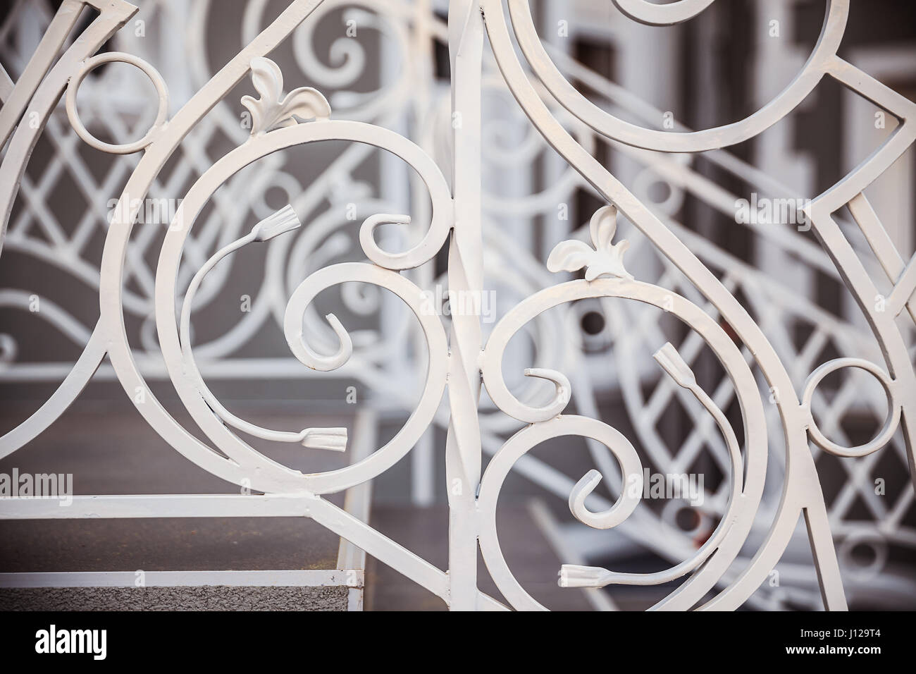 Detailansicht der Treppen mit dekorativer Zaun, sauber und neu. Stockfoto