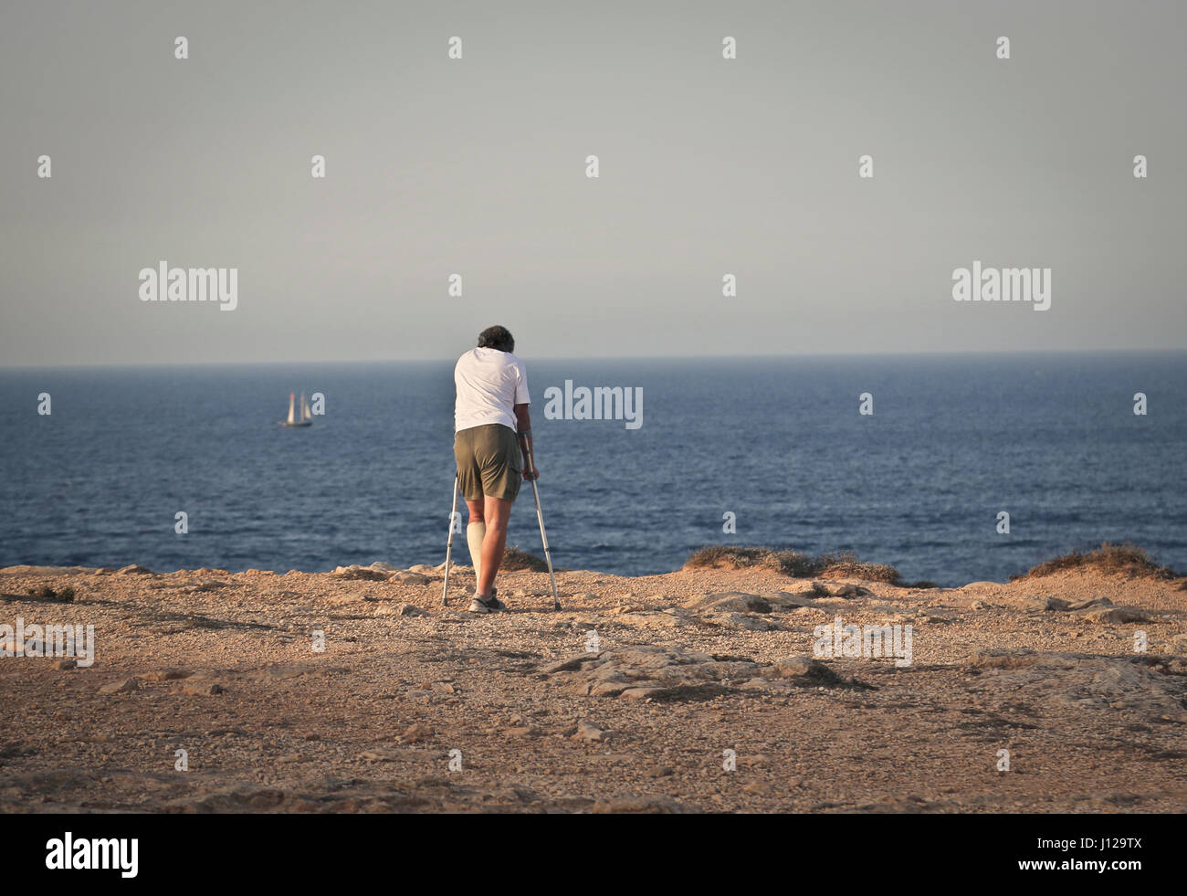 Behinderte Menschen zu Fuß am Strand. Stockfoto