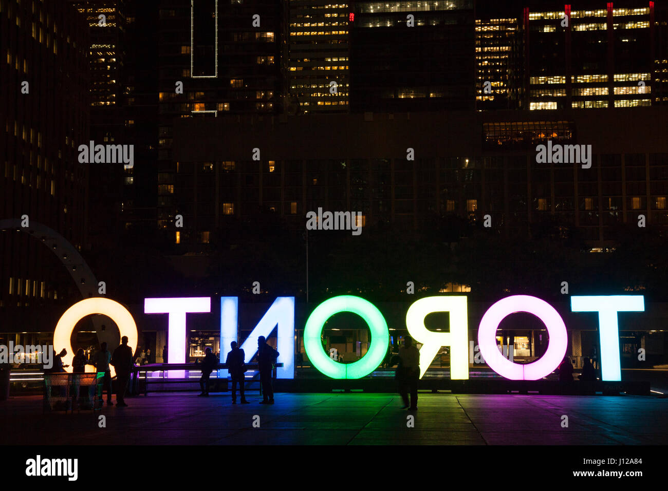 Nathan Phillps Square, Toronto Zeichen, Innenstadt in der Nacht, Toronto, Ontario. TORONTO, KANADA-NOVEMBER 01,2016 Stockfoto