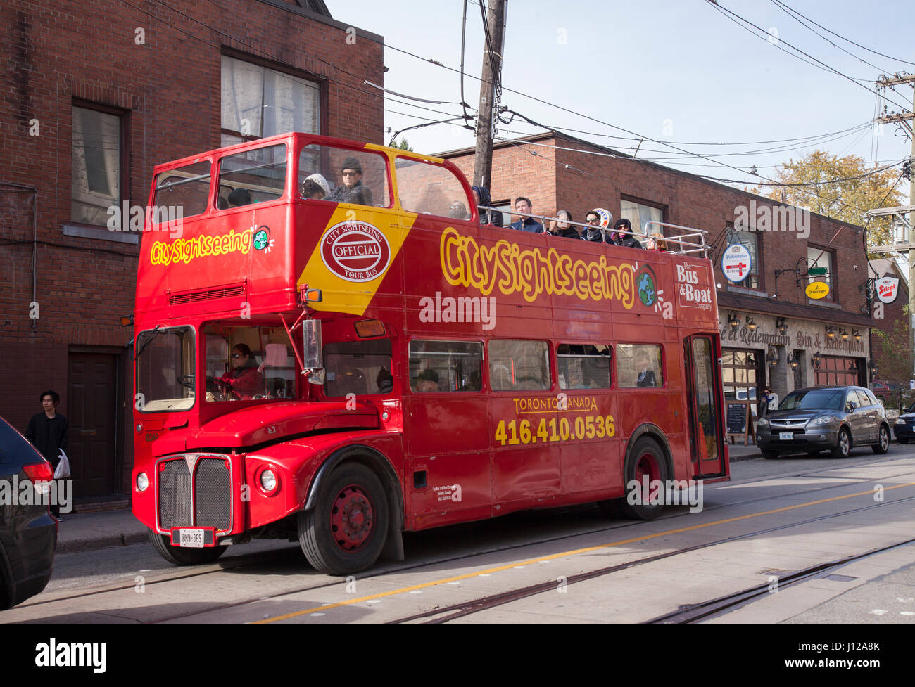 TORONTO, Kanada-NOVEMBER 01,2016: Rote Doppeldecker-Tour-Bus. Mehrere Personen auf den Bus, genießen Sie die Sehenswürdigkeiten von Toronto. Stockfoto