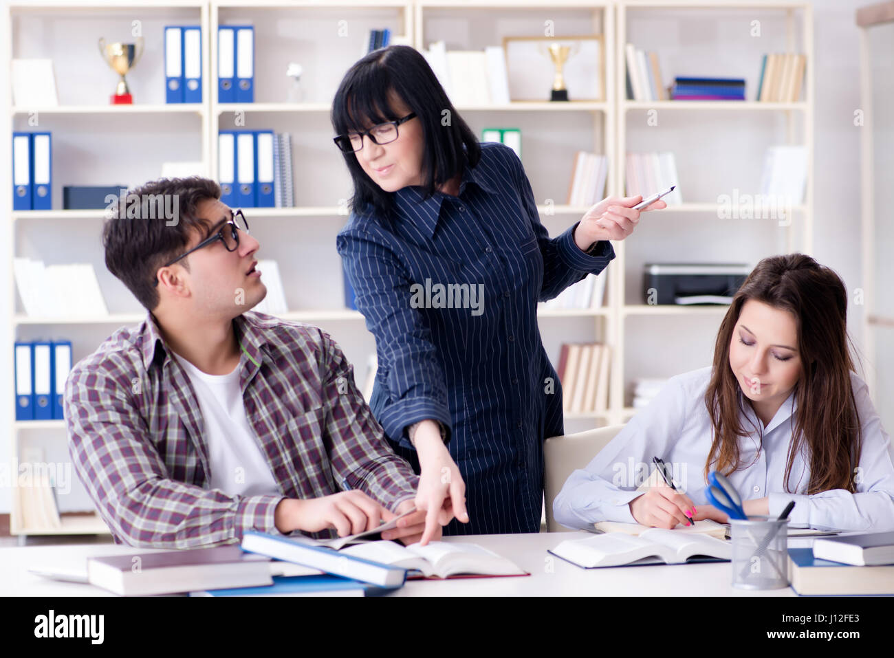 Junge Schüler und Lehrer im Unterricht Nachhilfe Stockfoto