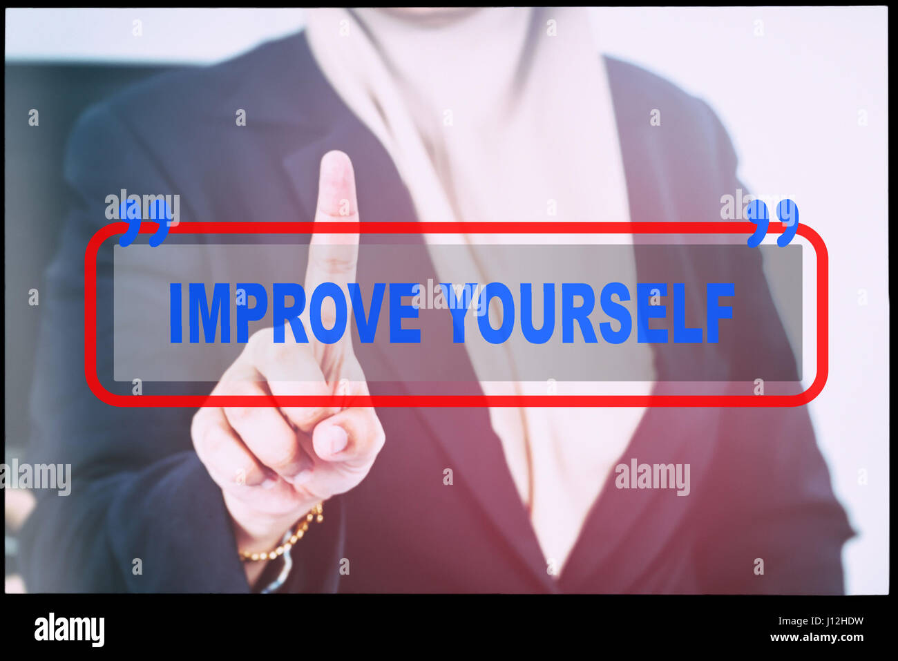 Hand und Text "Verbessern sich" mit Vintage-Hintergrund. Technologie-Konzept. Stockfoto