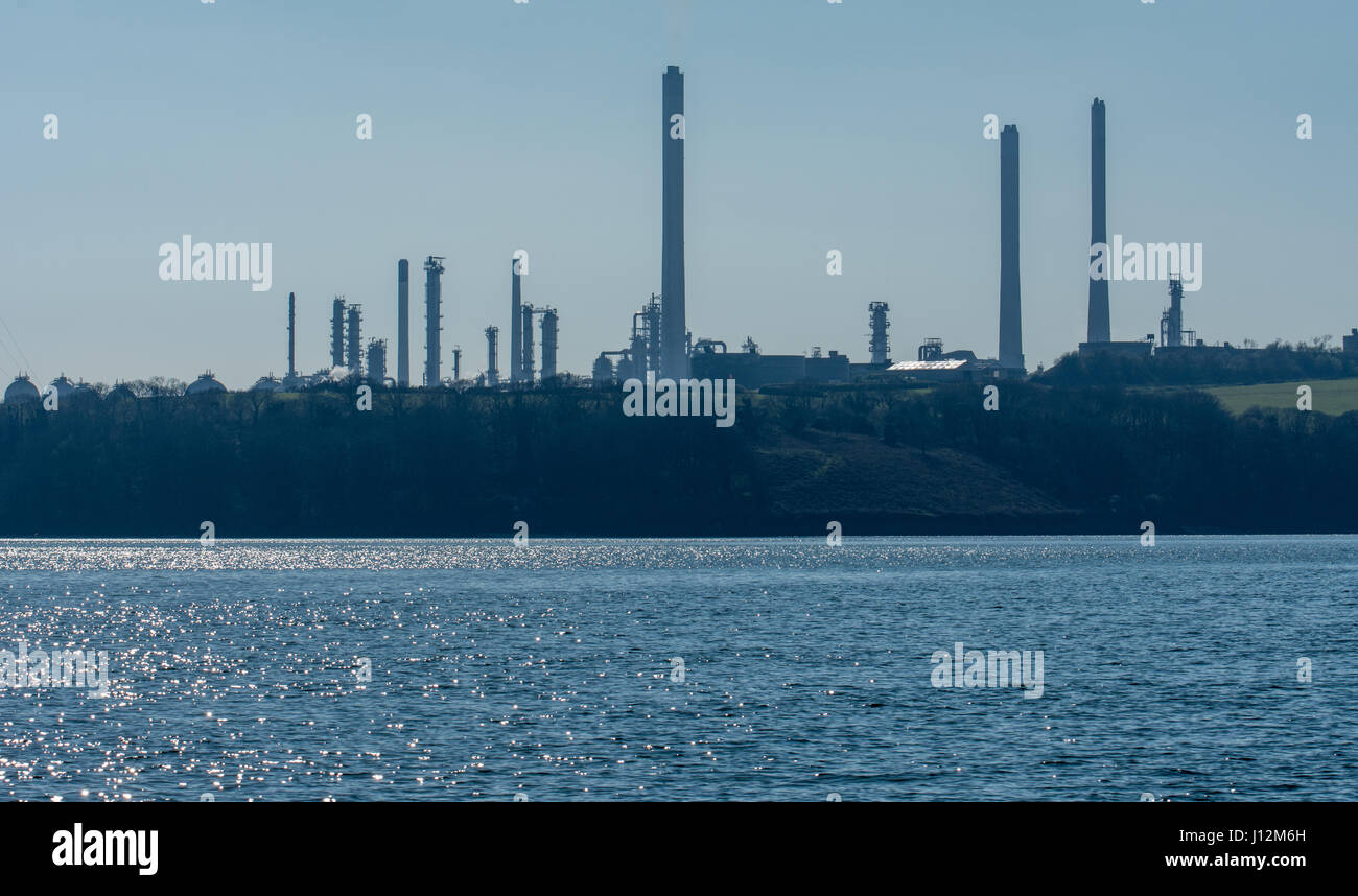 Pembroke Raffinerie über eine ruhige See an einem Frühlingstag aus gesehen Stockfoto