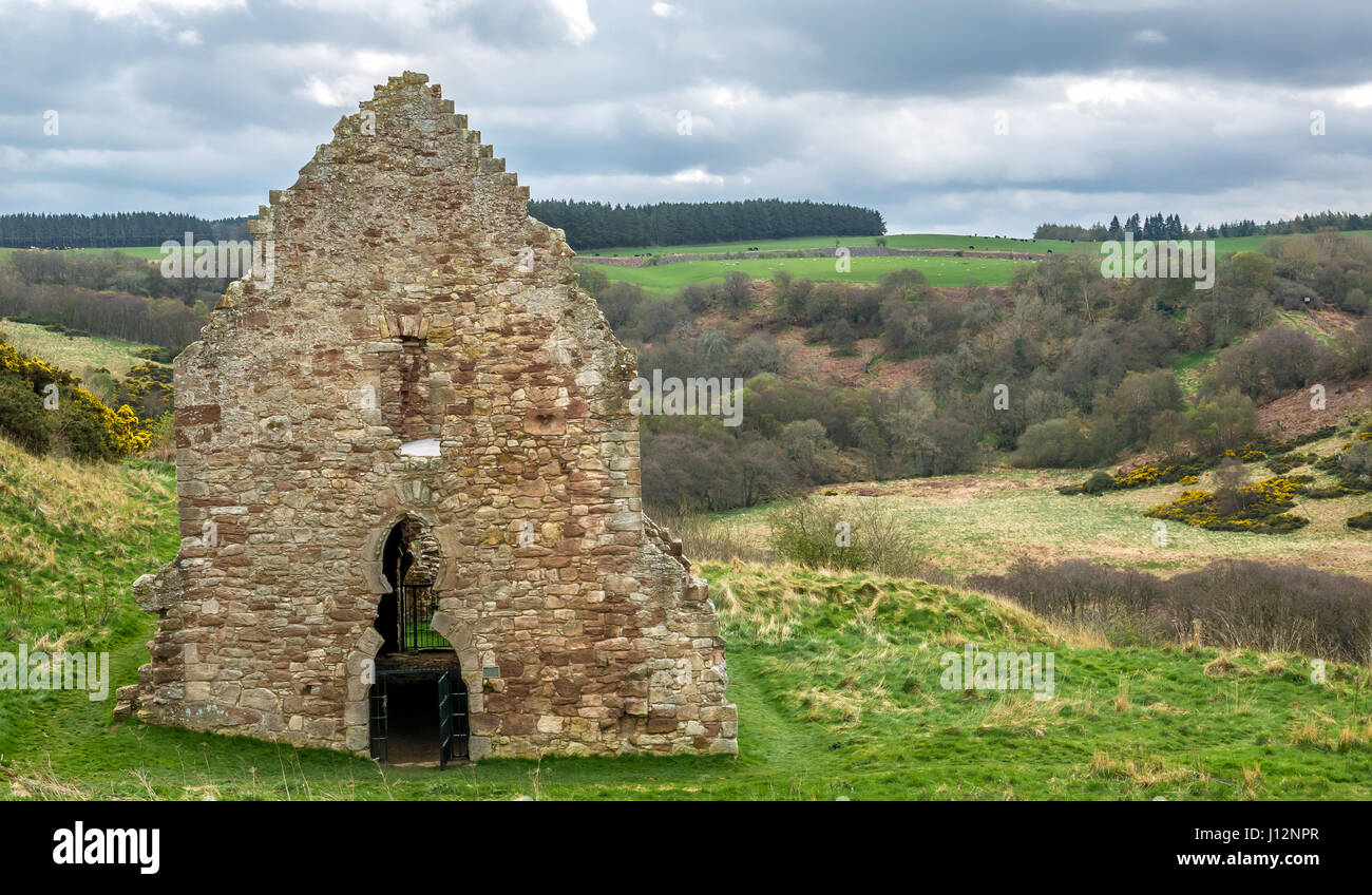 Blick auf die Altstadt ruiniert Ställe, Crichton Castle, mit Blick auf den Fluss Tyne Tal, Midlothian, Schottland, Großbritannien Stockfoto