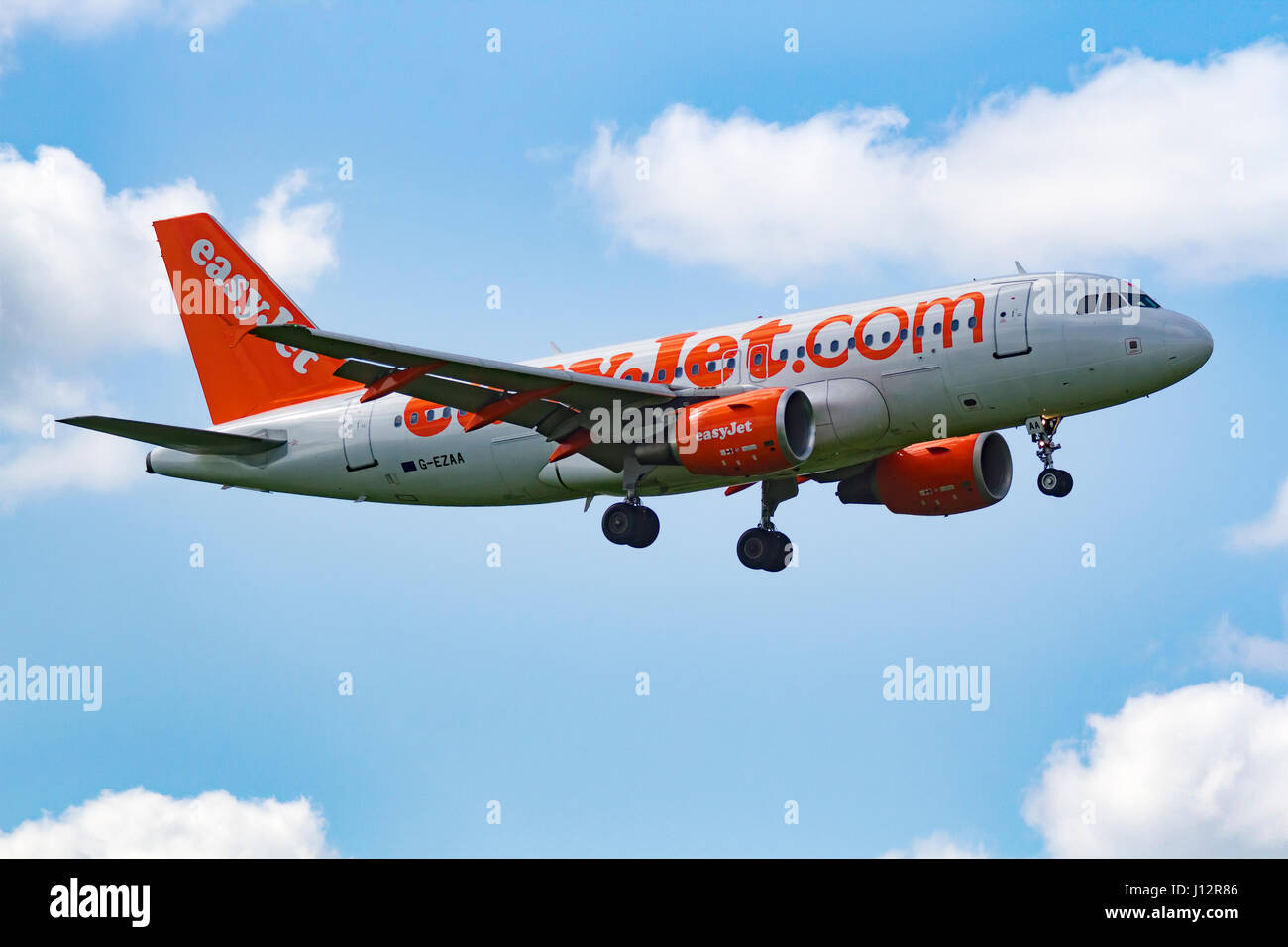 EasyJet Flugzeug G - EZAA Airbus A319-111 landet auf dem Flughafen Manchester Stockfoto