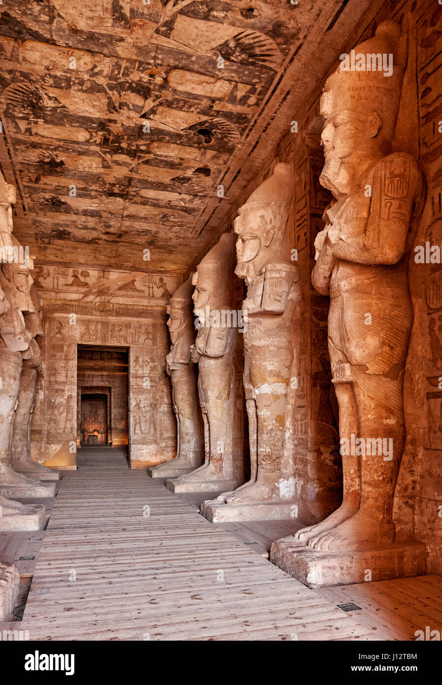 Innenaufnahme Mit Statuen Des Großen Tempel Von Ramses II, Abu Simbel ...