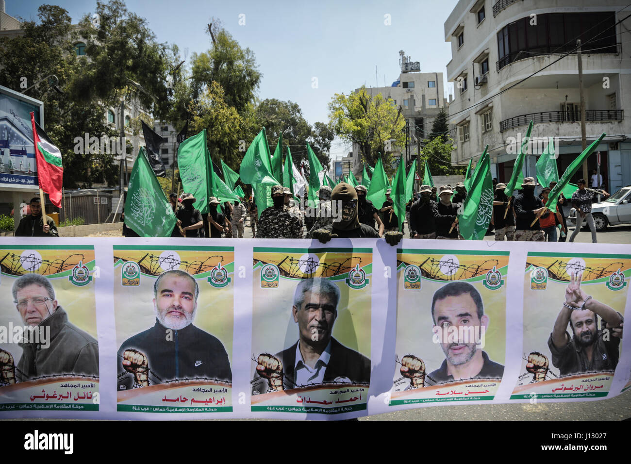 Demonstranten nehmen an einer Kundgebung zur Unterstützung der palästinensischen Häftlinge im Hungerstreik in israelischen Gefängnissen Kennzeichnung Tag des palästinensischen Gefangenen, in Gaza-Stadt 17. April 2017 Teil. Hunderte von Palästinensern in israelischen Gefängnissen haben einen Hungerstreik nach einem Aufruf von Leader und prominenten Häftling Marwan Barghouti, eine Bewegung, die eine ernste Herausforderung für die israelischen Behörden markieren konnte, wenn nachhaltig. (Foto: Nidal Alwaheidi/Pacific Press) Stockfoto