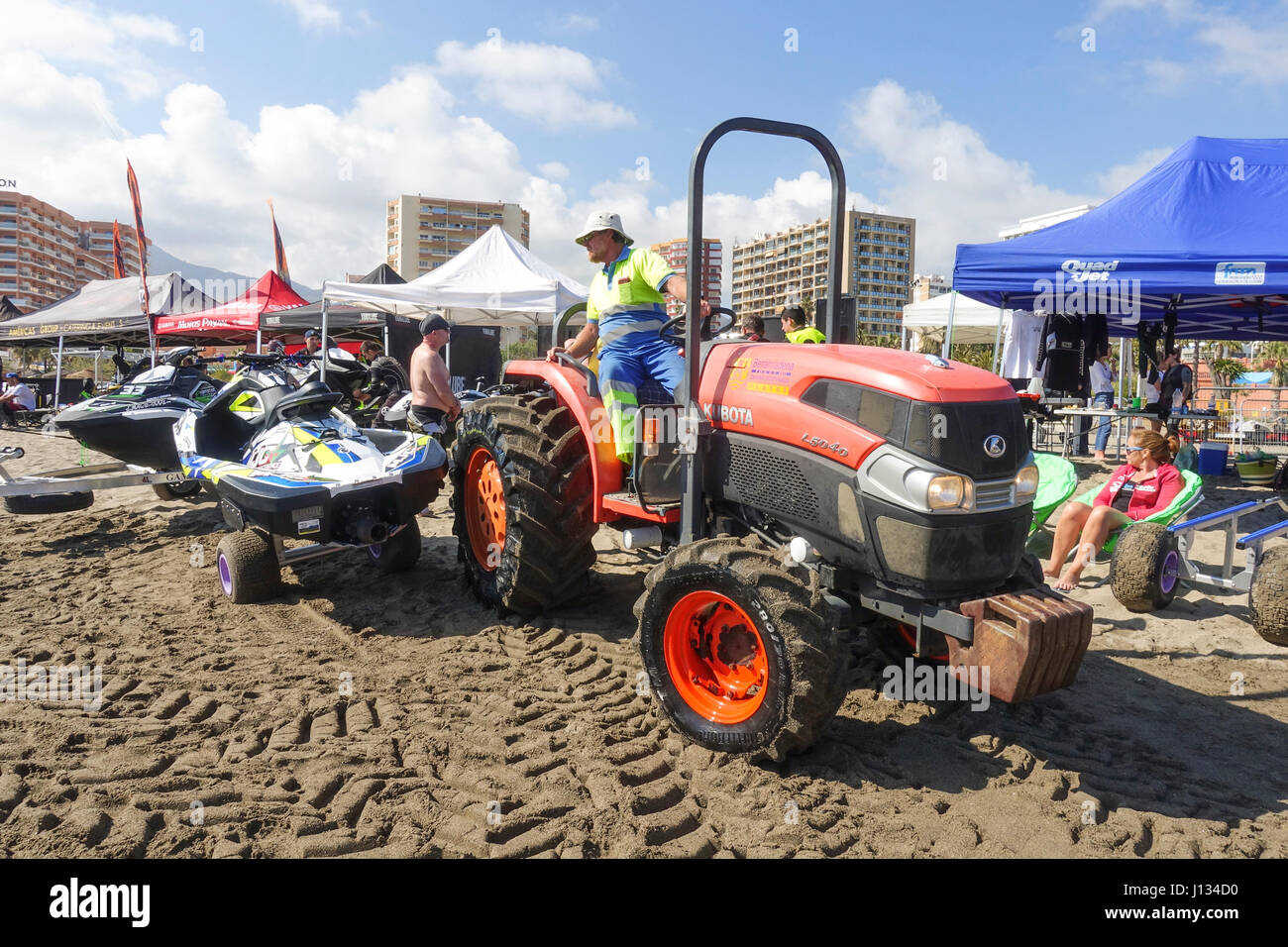 Traktor zieht Trolley, spanische Meisterschaft 2017, Jet-Ski, Jetski, Benalmadena, Andalusien, Spanien. Stockfoto