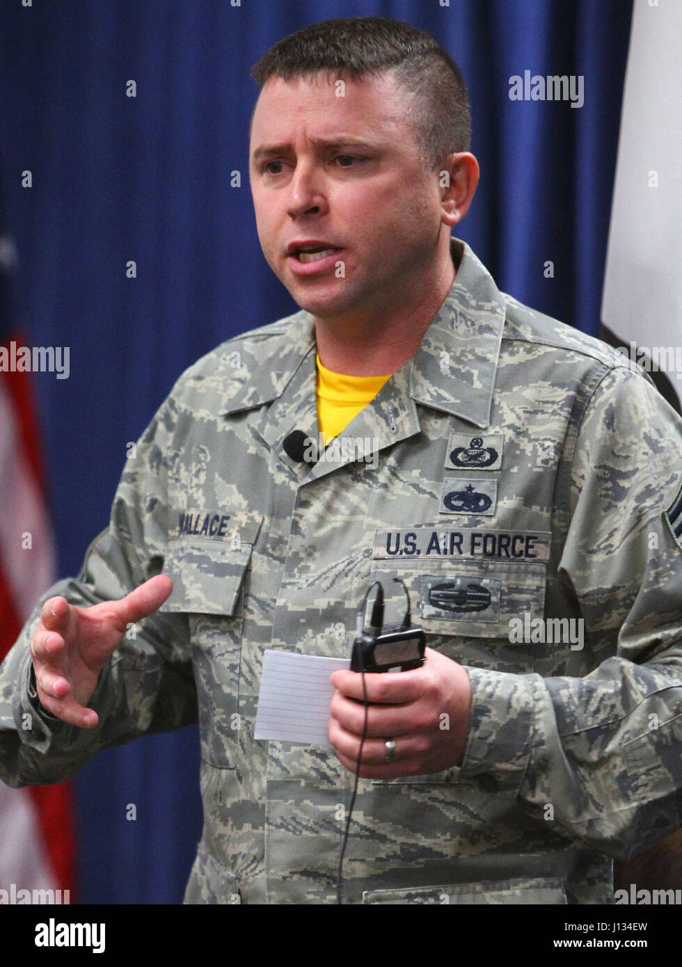 Senior Master Sergeant Kevin Wallace von der 89th Airlift Wing auf gemeinsamer Basis Andrews, Maryland, spricht mit eingetragenen Flieger über Ausfallsicherheit und teilt seine persönliche Erzählung während einer eingetragenen Sammelruf gehalten für den 163d Angriff Flügel am 6. August 2016, im März Air Reserve Base, Kalifornien. (Air National Guard Foto von Airman 1st Class Crystal Housman) Stockfoto