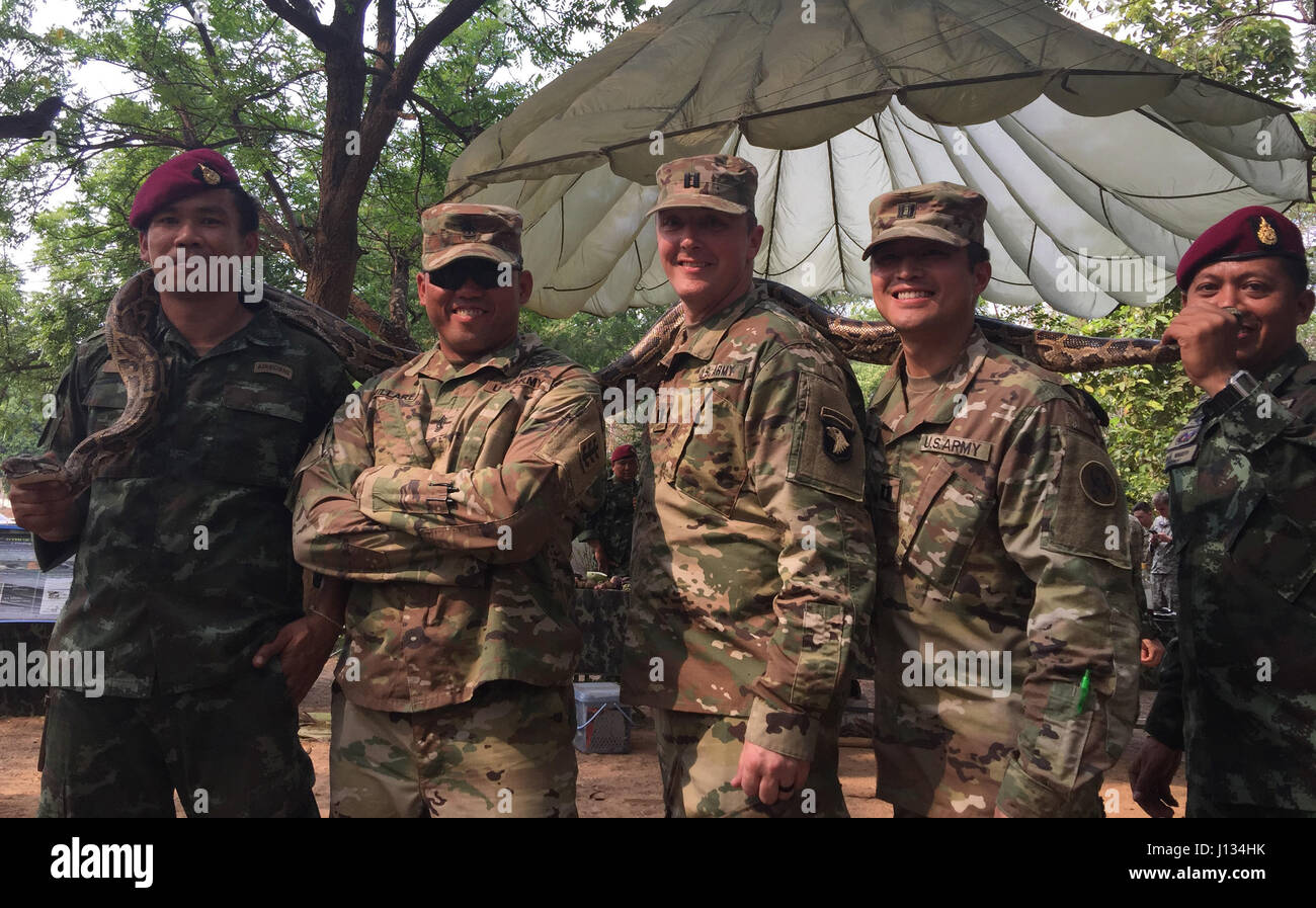 Young Alaka'i Leader Development Program Schüler nehmen in Dschungel Survival Trainings während Cobra Gold 17 im Rahmen der Phase-III-YA (im Land eintauchen) am 22. Februar.    22 Top-Performance – Grade Organmitglieder, Warrant Officers, Unteroffiziere und DA Zivilisten aus über die Armee, Marine, Marine und Küstenwache teilgenommen in die Kultur eintauchen, die Ausbildung von Sri Lanka, Thailand und Japan zur Erhöhung ihrer Geo-politischen Verständnis, Förderung der Vernetzung und der Aufbau von Peer-to-Peer-Beziehungen und der Exposition gegenüber Führungsebene Mentoring. Stockfoto