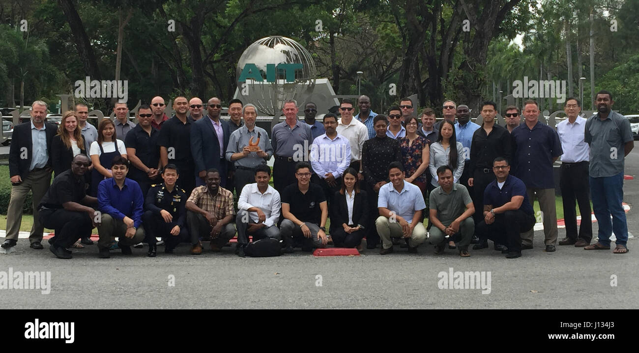 Young Alaka'i Leader Development Program Teilnehmer besuchen die am Asian Institute of Technology in Thailand um humanitäre Hilfe zu diskutieren / Disaster Response mit Mitgliedern der Katastrophenvorsorge, Minderung und Management (DPMM) Programm erhalten einen Fähigkeiten im Rahmen von YA Phase III (im Land eintauchen) am 24. Februar.    Zweiundzwanzig leistungsfähigsten Unternehmen – Grade Offiziere, Warrant Officers, Unteroffiziere und DA Zivilisten aus über die Armee, Marine, Marine und Küstenwache beteiligte sich an der Kultur eintauchen Ausbildung in Sri Lanka, Thailand und Japan zu erhöhen Sie ihre g Stockfoto