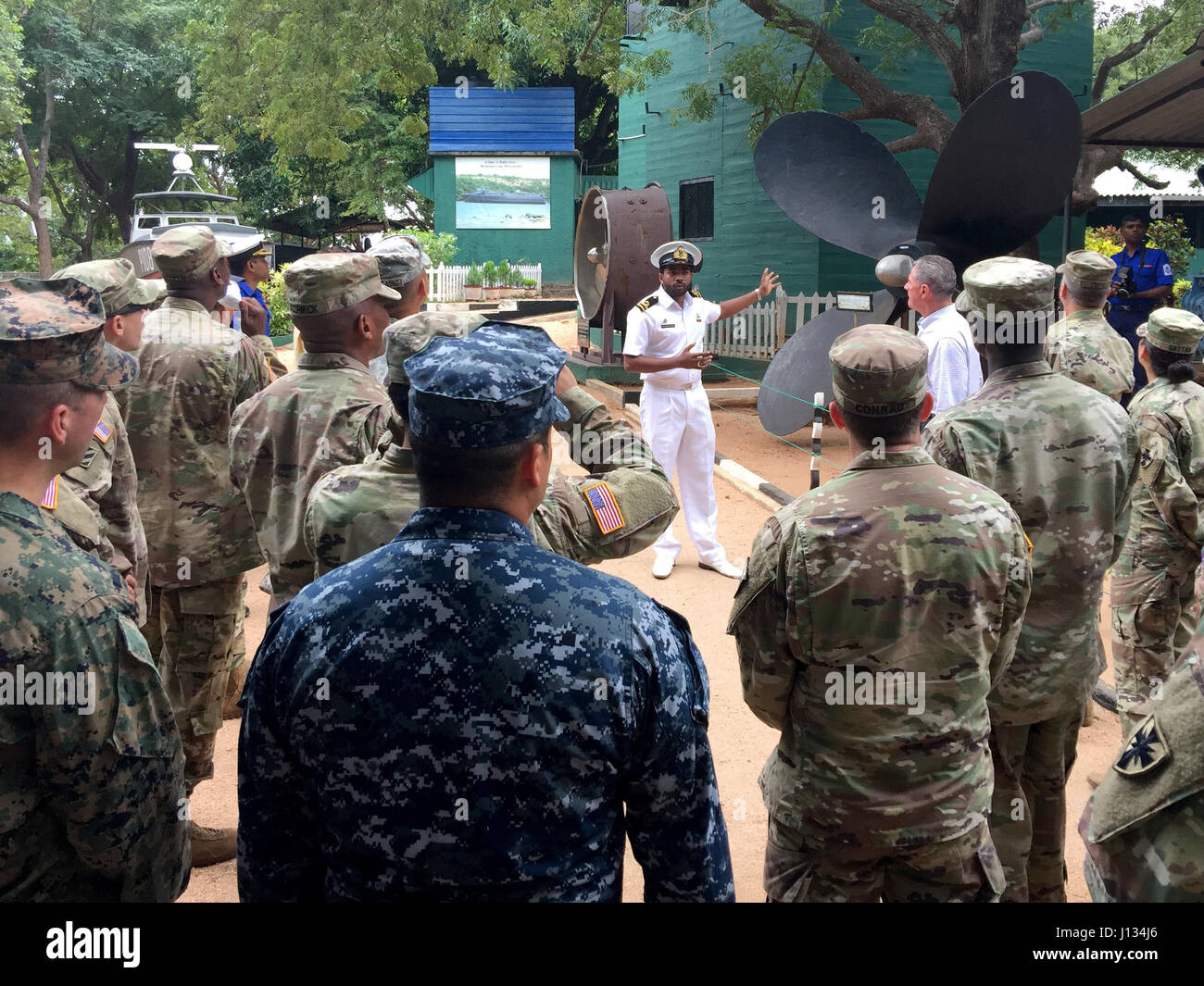 Young Alaka'i Leader Development Program Teilnehmer erhalten ein Humanitarian Mine Action Briefing und Minensuche Demonstration im Sri Lanka Navy Museum im Rahmen der Phase-III-YA (im Land eintauchen) am 27. Febr.    Zweiundzwanzig leistungsfähigsten Unternehmen – Grade Offiziere, Warrant Officers, Unteroffiziere und DA Zivilisten aus über die Armee, Marine, Marine und Küstenwache beteiligte sich an der Kultur eintauchen Ausbildung in Sri Lanka, Thailand und Japan zu fördern-Networking- und Peer-to-Peer Aufbau von Beziehungen und der Exposition gegenüber Exekutive steigern ihre Geo-politischen Verständnis, Stockfoto