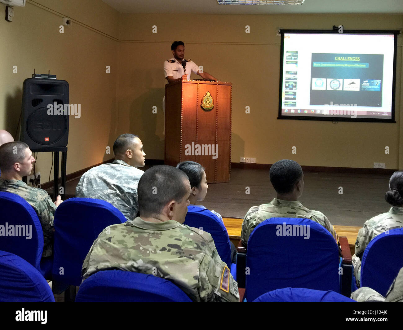 Young Alaka'i Leader Development Program Teilnehmer erhalten eine Übersicht der Funktionen von Sri Lanka Navy im Rahmen der Phase-III-YA (im Land eintauchen) am 27. Februar.    22 Top-Performance – Grade Organmitglieder, Warrant Officers, Unteroffiziere und DA Zivilisten aus über die Armee, Marine, Marine und Küstenwache teilgenommen in die Kultur eintauchen, die Ausbildung von Sri Lanka, Thailand und Japan zur Erhöhung ihrer Geo-politischen Verständnis, Förderung der Vernetzung und der Aufbau von Peer-to-Peer-Beziehungen und der Exposition gegenüber Führungsebene Mentoring. Stockfoto