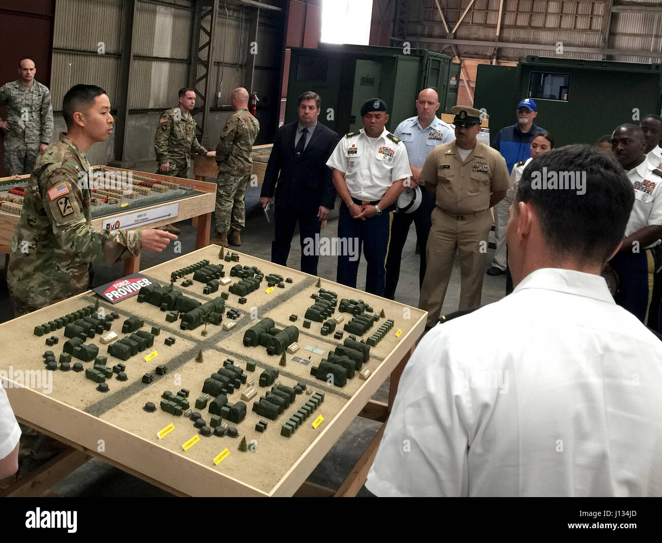 Young Alaka'i Leader Development Program Teilnehmer erhalten Briefing am Einsatz von Armee vorpositioniert Aktien-4 (APS-4) auf Sagami Depot, Japan im Rahmen der YA Phase III (im Land eintauchen) am 3. März gehalten.    22 Top-Performance – Grade Organmitglieder, rechtfertigen Offiziere, Unteroffiziere und DA Zivilisten aus über die Armee, Marine, Marine und Küstenwache beteiligte sich an der Kultur eintauchen in Sri Lanka, Thailand und Japan, um ihre Geo-politischen Verständnis Ausbildungsförderung-Networking- und Peer-to-Peer Aufbau von Beziehungen und der Exposition gegenüber Führungsebene Stockfoto
