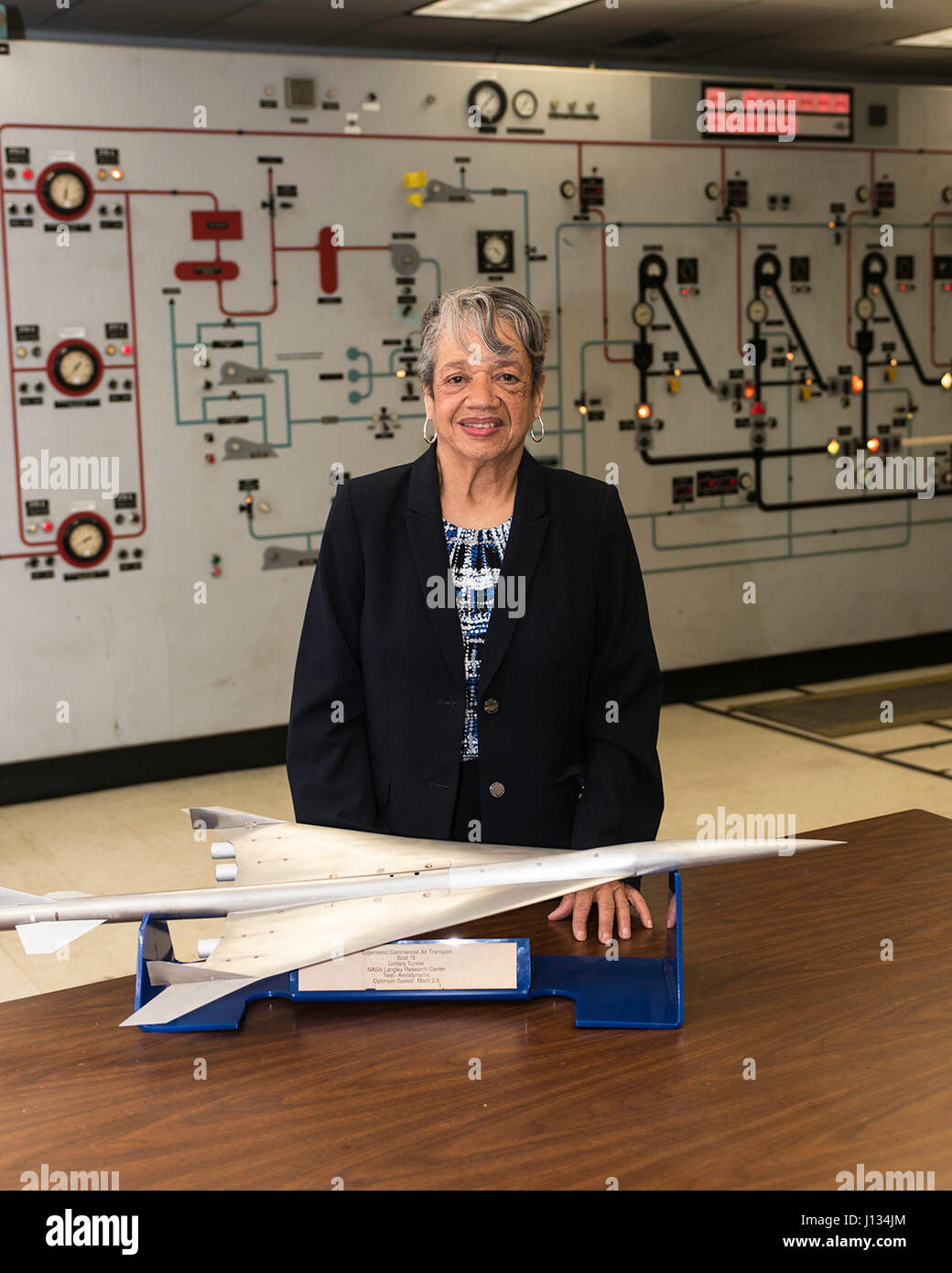 Dr. Christine Darden, ehemaliger NASA-Raumfahrt-Ingenieur, steht in der Leitwarte des NASA Überschall Windkanal der NASA Langley Research Center, Hampton, VA., 1. März 2017. Darden war verantwortlich für die Entwicklung der Minderung von der Überschallknall. (U.S. Air Force Photo/Bobbie Moore). Stockfoto