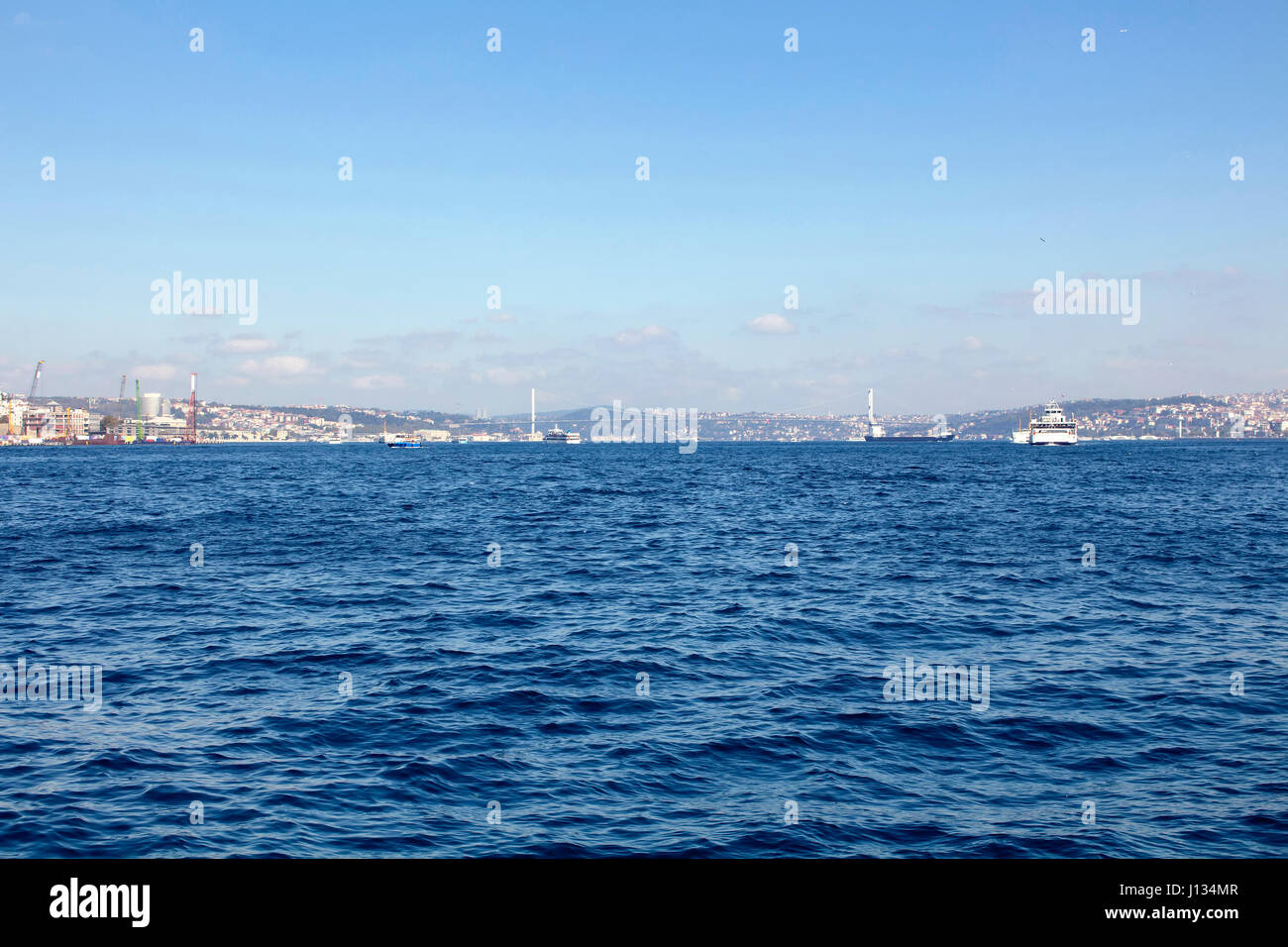 Blick auf Bosporus von öffentlichen Fähre. Schiffe, Boote und Brücke und blaues Meer sind in der Ansicht. Stockfoto