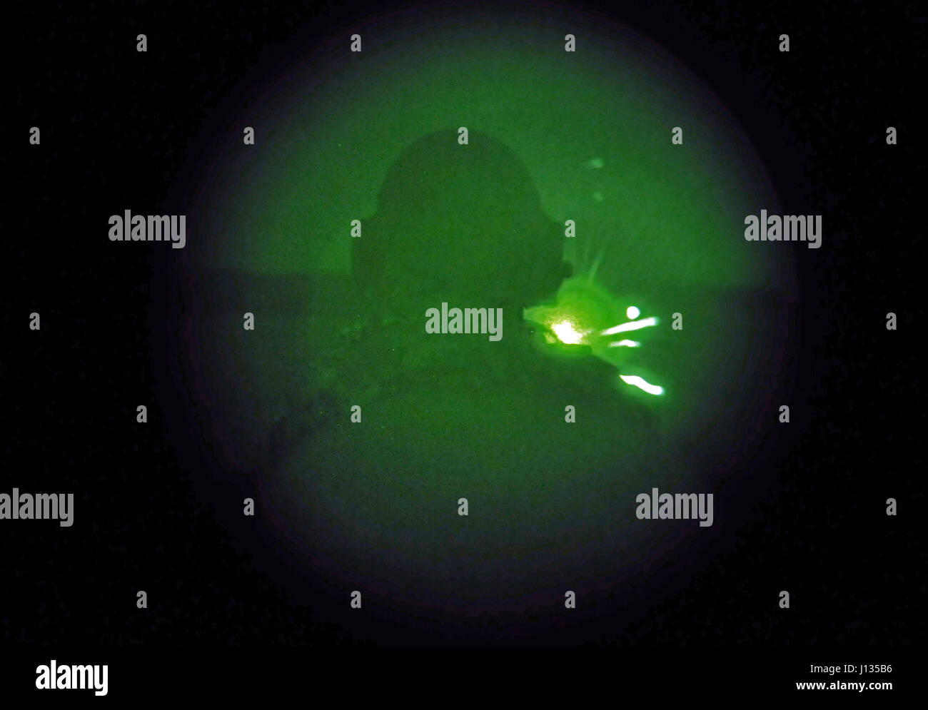 US Army Reserve Spc. Dalton Phillips, 979th Mobilität Augmentation Unternehmen, 478th Engineer Battalion, 926th Engineer Brigade, 412. Theater Ingenieur Command, mit Sitz in Lexington, Kentucky, Brände seine M2 50-Kaliber Maschinengewehr aus seinem M113 Armored Personnel Carrier (APC) während ein Gunnery Tabelle 4 Nacht Leben Feuer Qualifikation nächster Wilcox auf Fort Knox, Kentucky, 29. März 2017 laufen. Dies ist das erste Mal, dass dieses Unternehmen seine M2s und M240B Maschinengewehren von APCs ausgelöst hat. (US Army Reserve Foto von Sgt. 1. Klasse Clinton Holz) Stockfoto