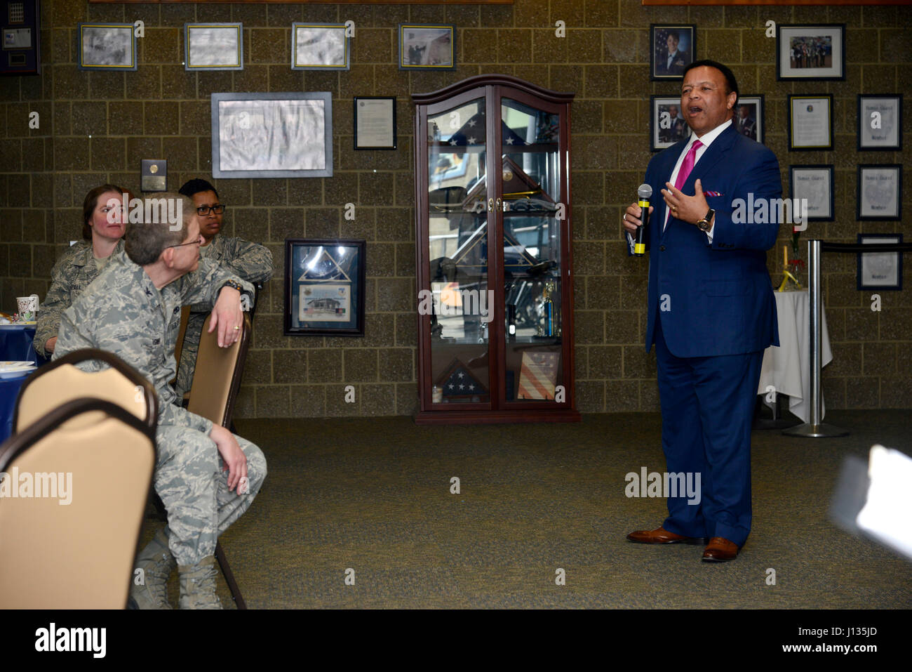Kelly Wright, ein Pastor und Nachrichten Anker für Fox News Channel, spricht mit Flieger, 105. Airlift Wing und andere bei einem Gebetsfrühstück, veranstaltet von der 105. Airlift Wing Kaplan Büro Stewart Air National Guard Base New Yorker 31. März 2017 zugewiesen.  Wright, ein Armee-Veteran, sprach auf einer Vielzahl von Themen und sang Gospelsongs. Stockfoto