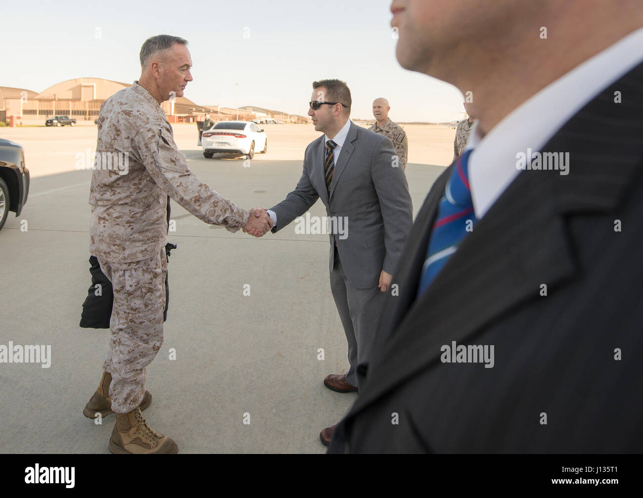 Marine Corps General Joseph F. Dunford Jr., Vorsitzender der Joint Chiefs Of Staff, begibt sich ein Flugzeug als gemeinsame Basis Andrews, 2. April 2017 geht. DoD Photo by Petty Marineoffizier 2. Klasse Dominique A. Pineiro Stockfoto