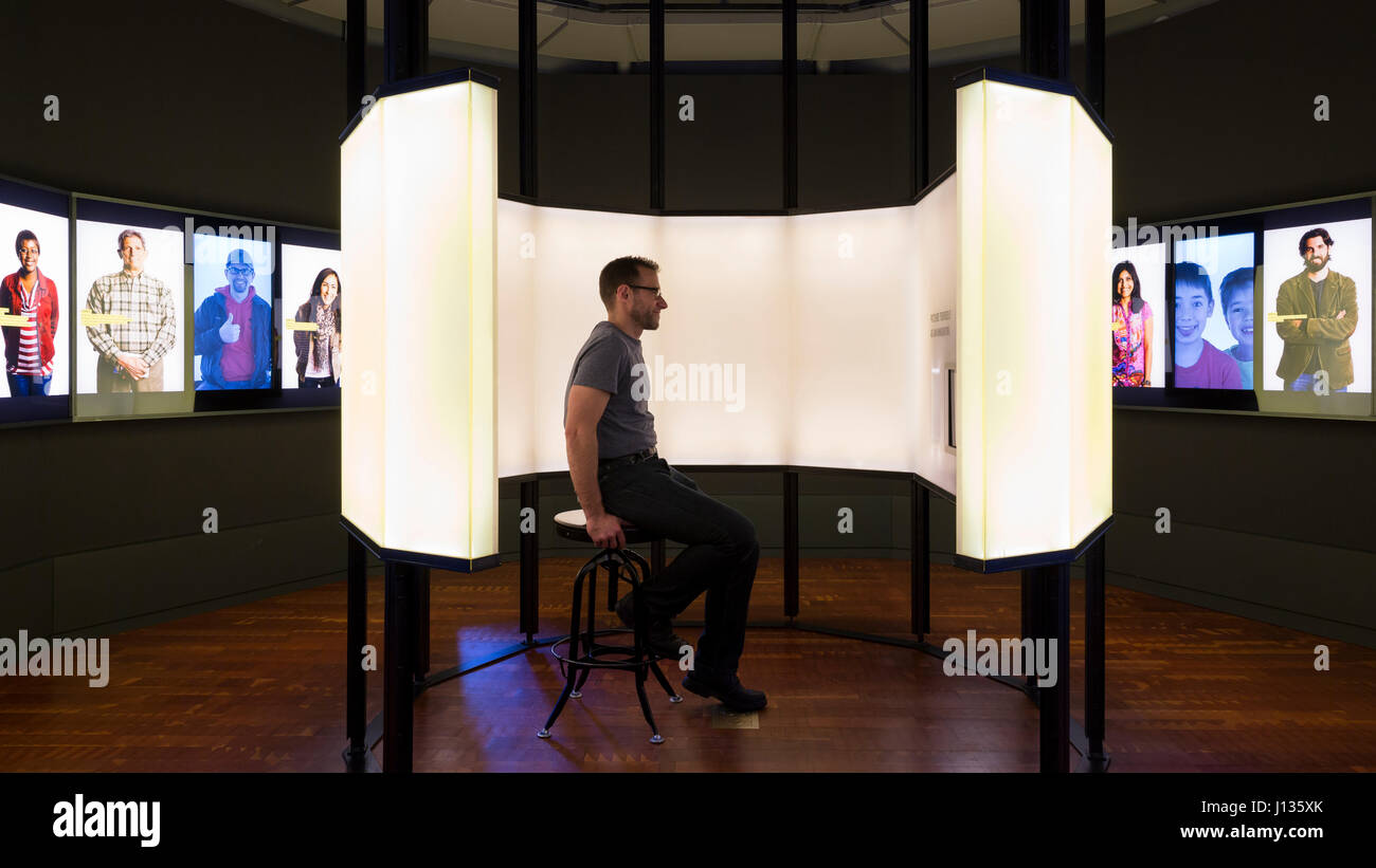 Seattle, Washington: Museum of History & Industrie. Mann nimmt ein Selbstporträt in der Photo Booth der interaktiven Ausstellung "Wir gestalten unsere Stadt" in der Stockfoto