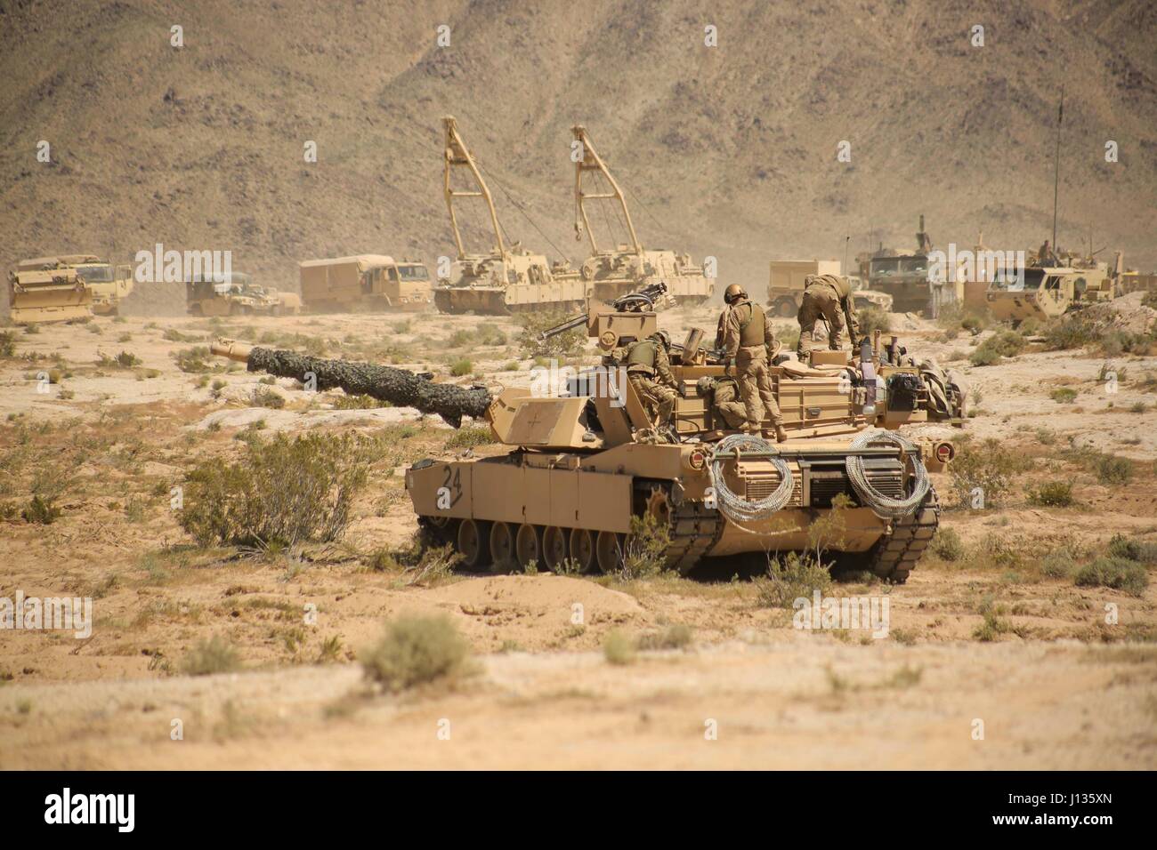 US-Soldaten, zugeordnet der 1. Brigade Combat Team, 3. Infanterie-Division, Vorbereitung ihrer Abrams-Panzer während der entscheidenden Aktion Rotation 17-05 im National Training Center in Fort Irwin, Kalifornien, 3. April 2017. (Foto: U.S. Army Spc. JD Sacharok, Operations Group, National Training Center) Stockfoto
