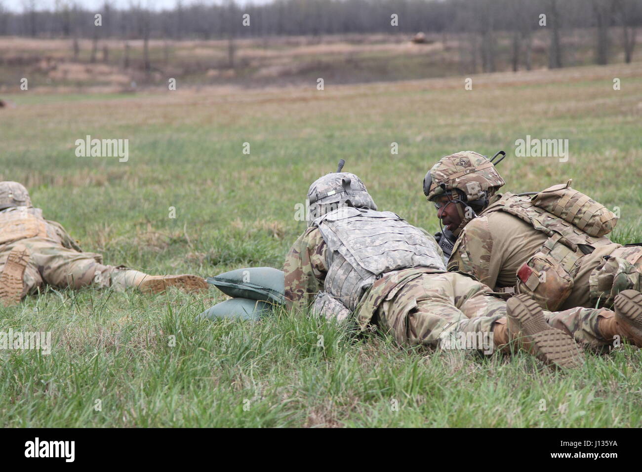 Sgt. Terrence Lawson, ganz rechts, ein Unteroffizier Versorgung mit 101. spezielle Truppen Bataillon, 101st Airborne Division (Air Assault) Sustainment Brigade, 101. Abn. Div., gibt Anleitungen für einen Soldaten in der Brigade taktischer Zug 3. April 2017, in Fort Campbell, Kentucky. Die taktischen Zug vorgesehenen Website der Brigade während der Einheit Bereich Trainingsübung Sicherheit. (US Armee-Foto von Sgt. Neysa Canfield/101st Airborne Division Sustainment Brigade Public Affairs) Stockfoto