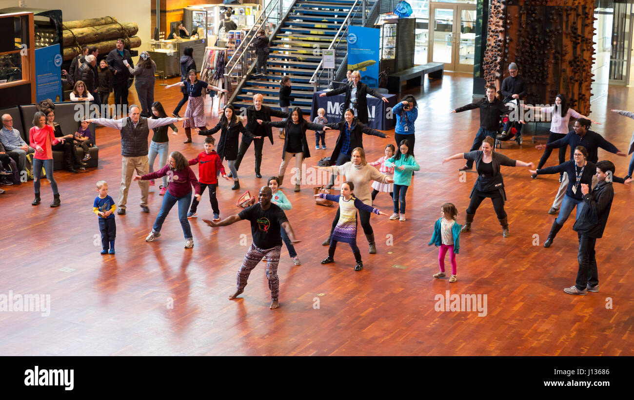 Seattle, Washington: Museum of History & Industrie. Etienne Cakpo mit der Gansango Musik & Dance Company führt die Besucher in einem Tanz im großen Atrium Stockfoto