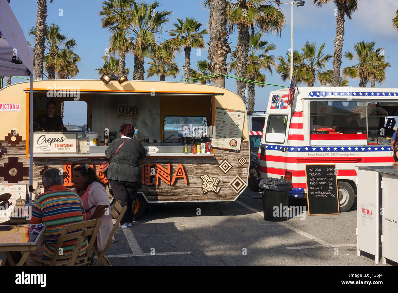 Caravan im Lebensmittel LKW Festival, festliche, Feier im Hafen von Benalmadena, Andalusien, Spanien Stockfoto