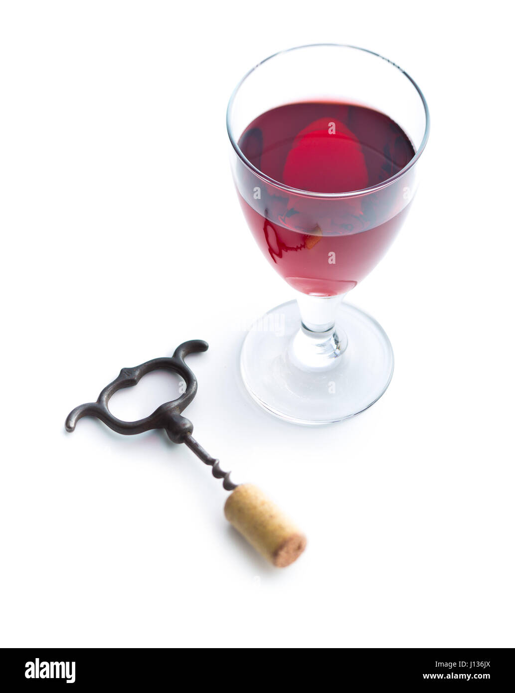 Glas Rotwein und Korkenzieher isoliert auf weißem Hintergrund. Stockfoto