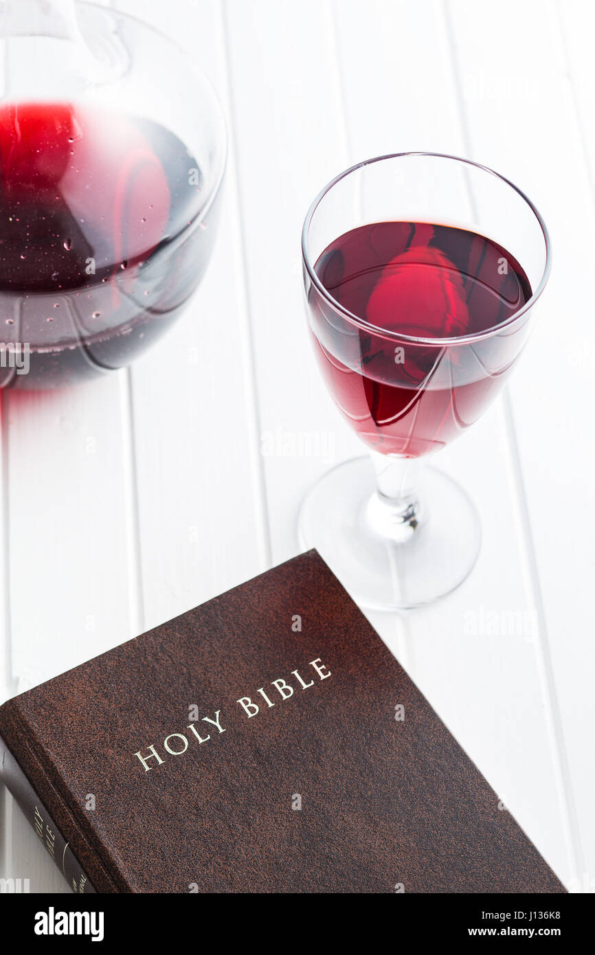 Glas Rotwein mit Heiligen Bibel. Stockfoto