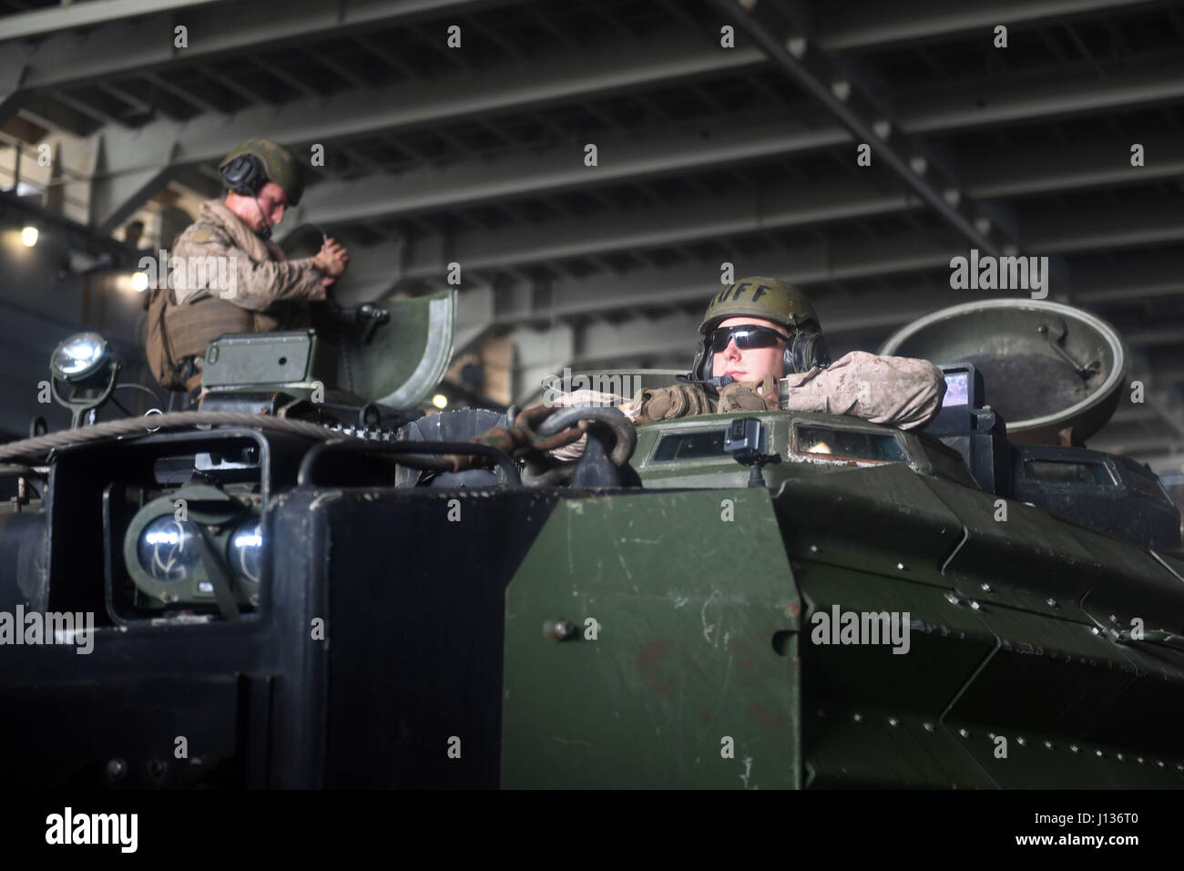 Marines der 24. Marine Expeditionary Unit warten in einem amphibischen Angriffsfahrzeug an Bord der USS Carter Hall (LSD 50), bevor sie zur Übung Alligator Dagger 17 in der Nähe von Dschibuti aufbrechen, um die multilateralen Missionsfähigkeiten der 5. US-Flotte zu unterstützen. Stockfoto