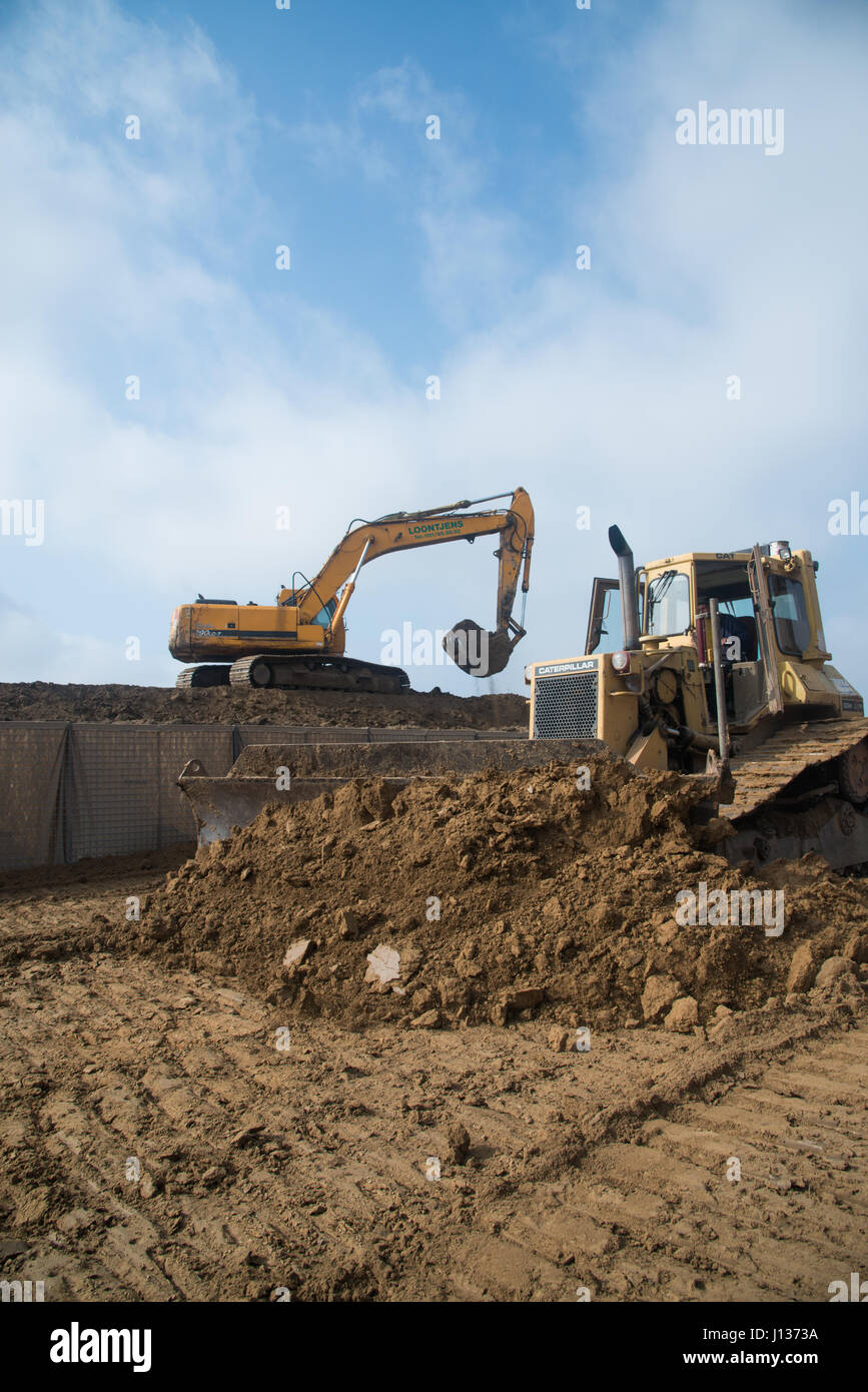 Ein Unternehmer mit einem Bagger füllt die HESCO defensive Barrieren für die Installation des Systems der Theissen Mover Rüstung (ZIELMATTE), 6. April 2017 als eine schützende Barriere mit Schmutz verwendet werden. Das Zielsystem kann ein Tank Silhouette Ziel bei Geschwindigkeiten bis 20 Meilen pro Stunde für bis zu 340 Meter aufsteigen. Das System wird für gemeinsame live Heißausbildung mit US-Soldaten und rumänische Land-Kräfte während der kommenden Übungen verwendet werden. (US Armee-Foto von Martin Greeson) Stockfoto