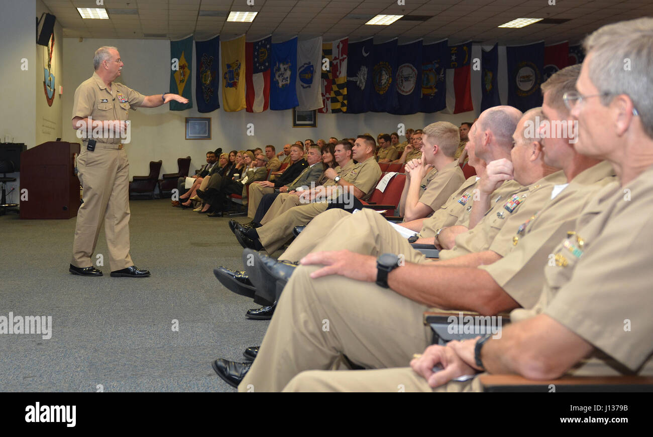 JACKSONVILLE, Florida (6. April 2017) – Rear Admiral Bruce Gillingham, stellvertretender Chef, Bereitschaft und Gesundheit, U.S. Navy Bureau of Medicine and Surgery, spricht über die hohe Zuverlässigkeit und Verbesserung der Versorgung an die kämpfende Truppe am Naval Hospital Jacksonville hohe Zuverlässigkeit in Health Care-Gipfel April 6.  Gillingham darauf hingewiesen, dass die Marine Medizin erreichen hohe Zuverlässigkeit durch die Fokussierung auf die Ansätze der Marineflieger, u-Boot-Kräfte und spezielle Kriegsführung beschleunigen wird.  (U.S. Navy Photo von Yan Kennon, Naval Hospital Jacksonville/freigegeben). Stockfoto